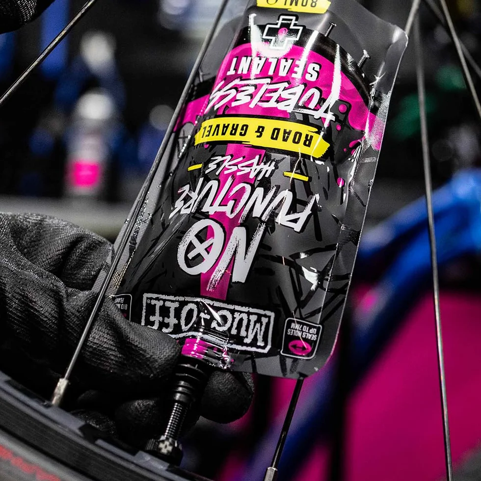 Muc-Off Bezdętkowy uszczelniacz do opon drogowych i żwirowych, 5 l, bezdętkowy uszczelniacz do opon do naprawy przebicia roweru, trwały uszczelniacz opon rowerowych do rowerów szosowych, żwirowych,