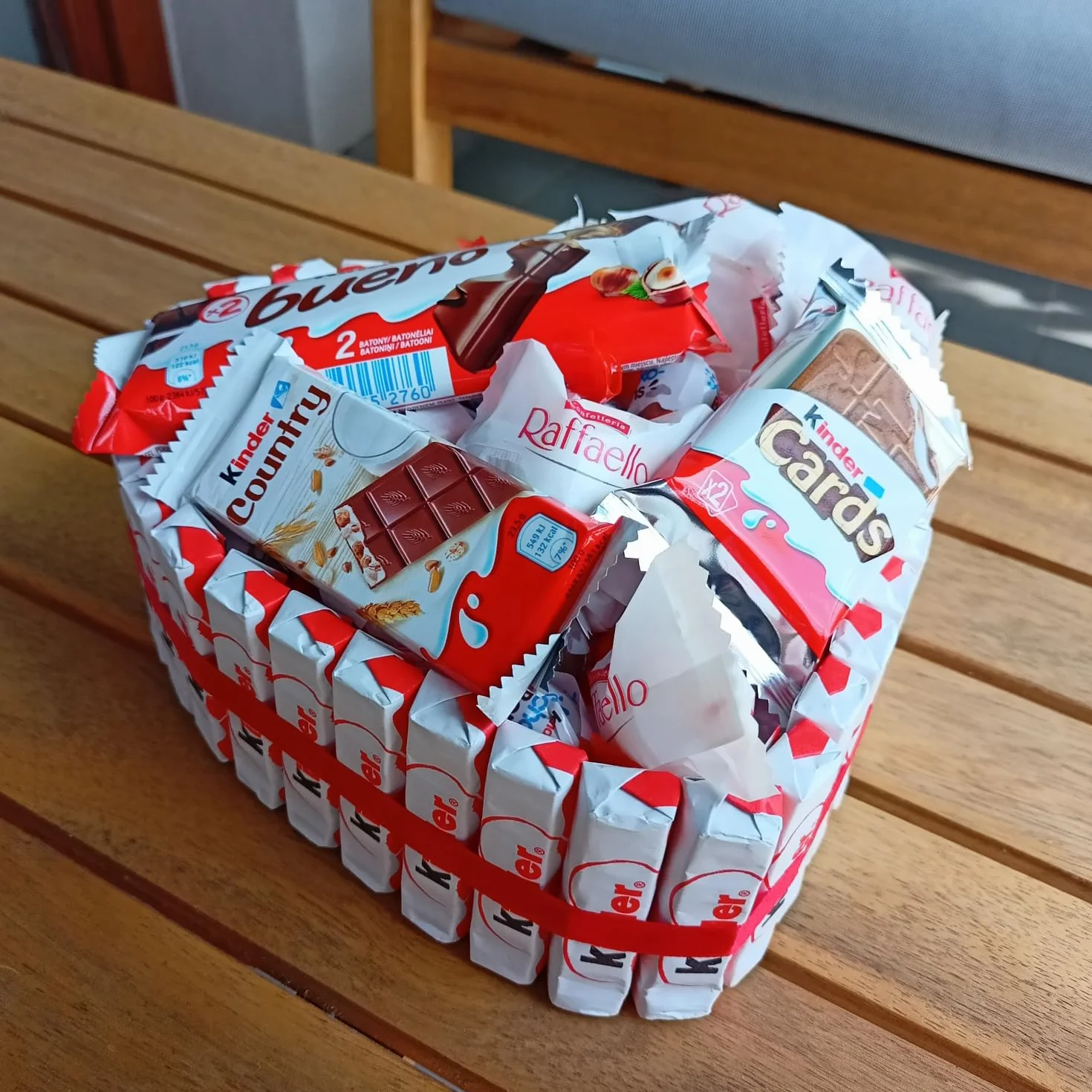 Tort z kinder czekoladek w kształcie serca wyłełniony cukierkami Kinder Bueno, Schoko Bons, Kinder Cards, Kinder Country i Raffaello, prezent na urodziny, Mikołaja, pod choinkę