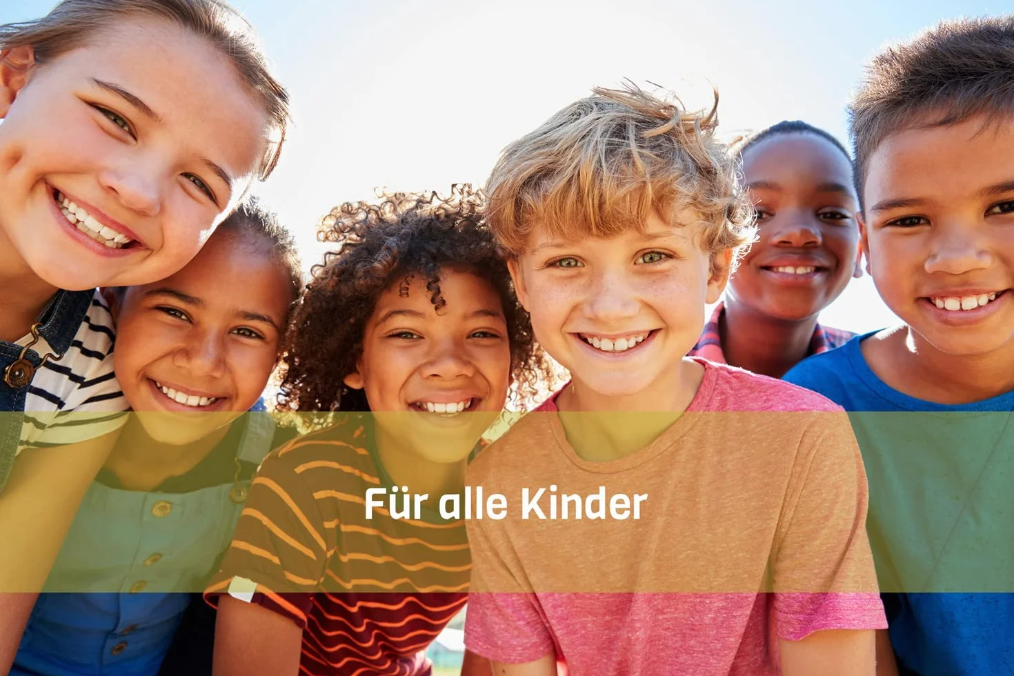 Tort z kinder czekoladek w kształcie serca wyłełniony cukierkami Kinder Bueno, Schoko Bons, Kinder Cards, Kinder Country i Raffaello, prezent na urodziny, Mikołaja, pod choinkę