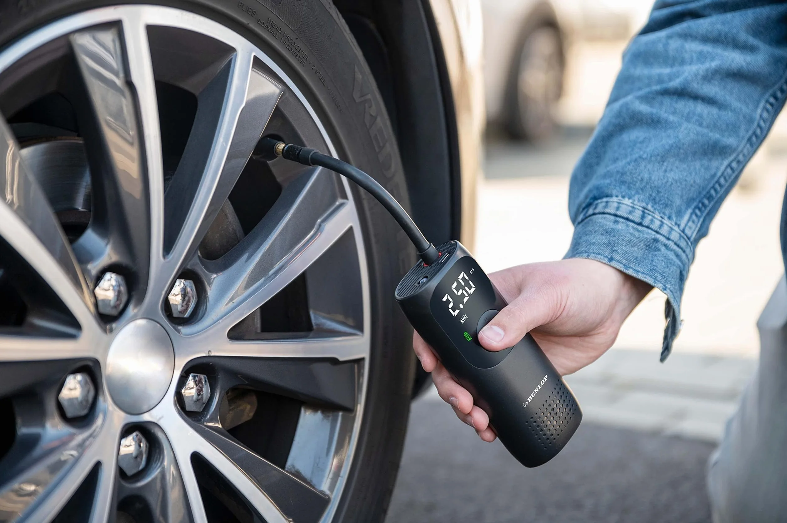 Dunlop Przenośna sprężarka powietrza 150 PSI - Bezprzewodowa pompka do opon z portem USB-C - Pompa rowerowa do wszystkich wentyli - Pompka do piłek - Sprężarka 10 bar z manometrem - Czarny