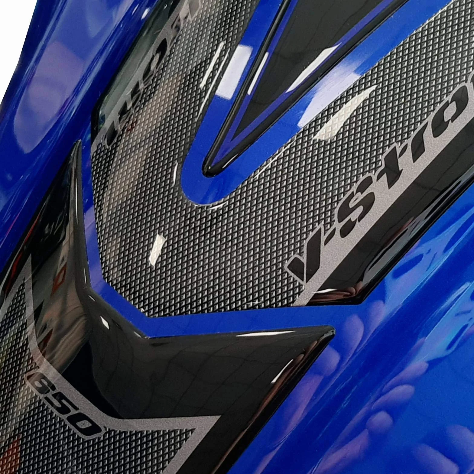 Resin Bike naklejki moto kompatybilne z Suzuki V-Strom 650 XT ABS 2020-2021 Czarny i Niebieski. Ochrona zbiornika paliwa przed uderzeniami i zadrapaniami. Samoprzylepna naklejka z ?ywicy z efektem 3D.