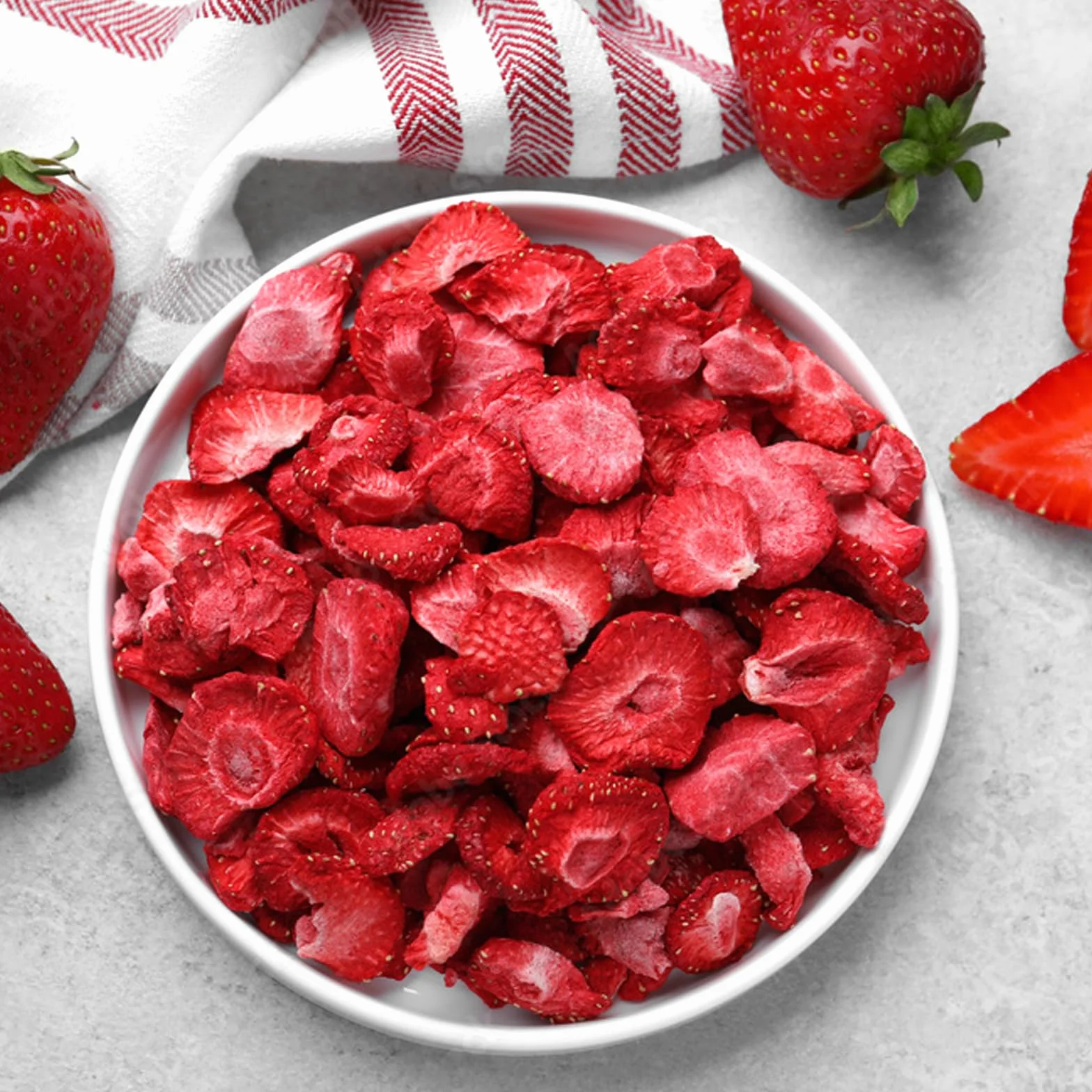 Liofilizowane Truskawki w Plastrach 50g – Suszone Owoce Liofilizowane Bez Dodatku Cukru – Chrupiące Truskawki Liofilizowane do Dekoracji Ciast, Tortów i Deserów - Zdrowa Owocowa Przekąska
