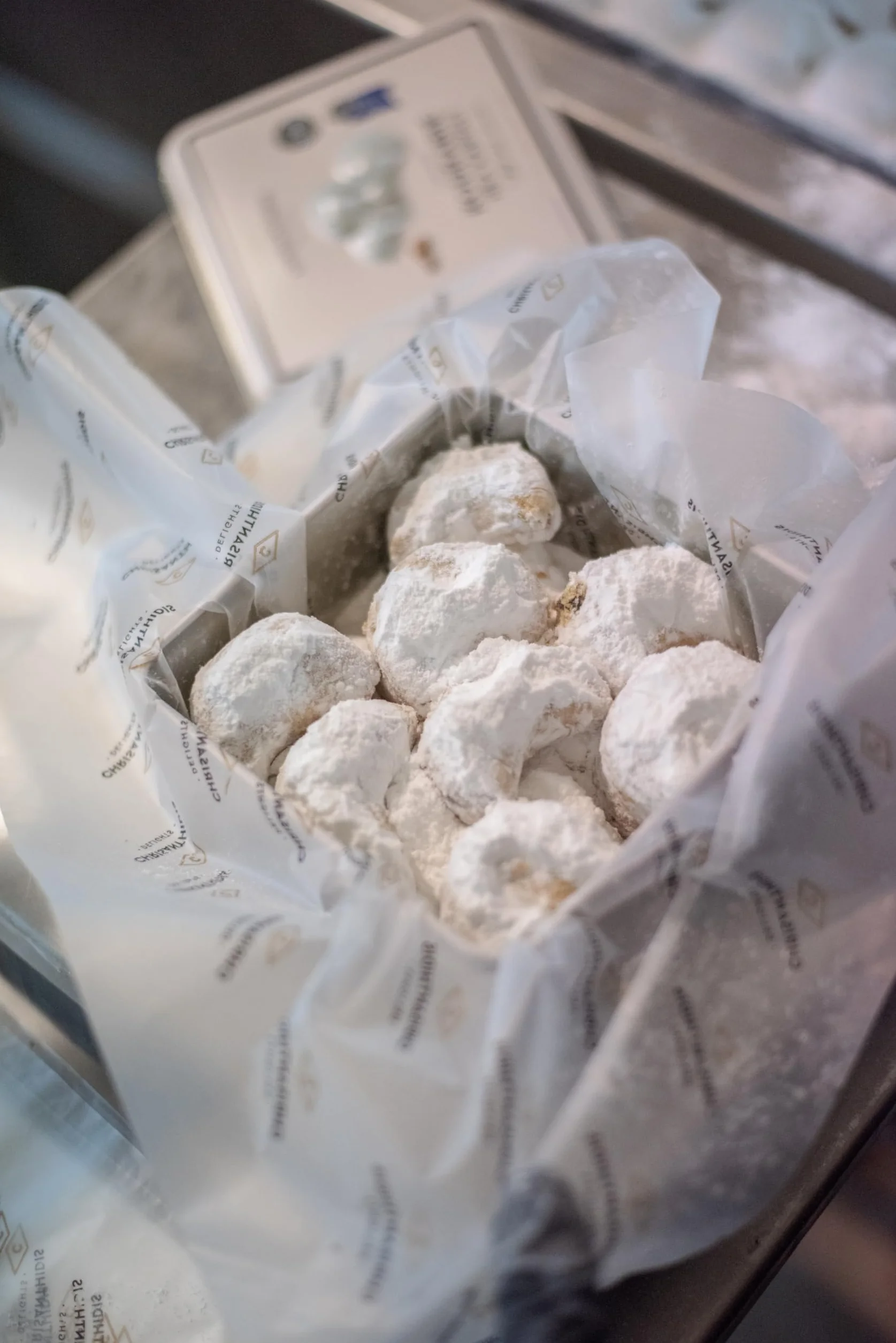 Chrisanthidis Delights tradycyjne greckie kruche Kourabie z migdałami w metalowym pudełku 450 g
