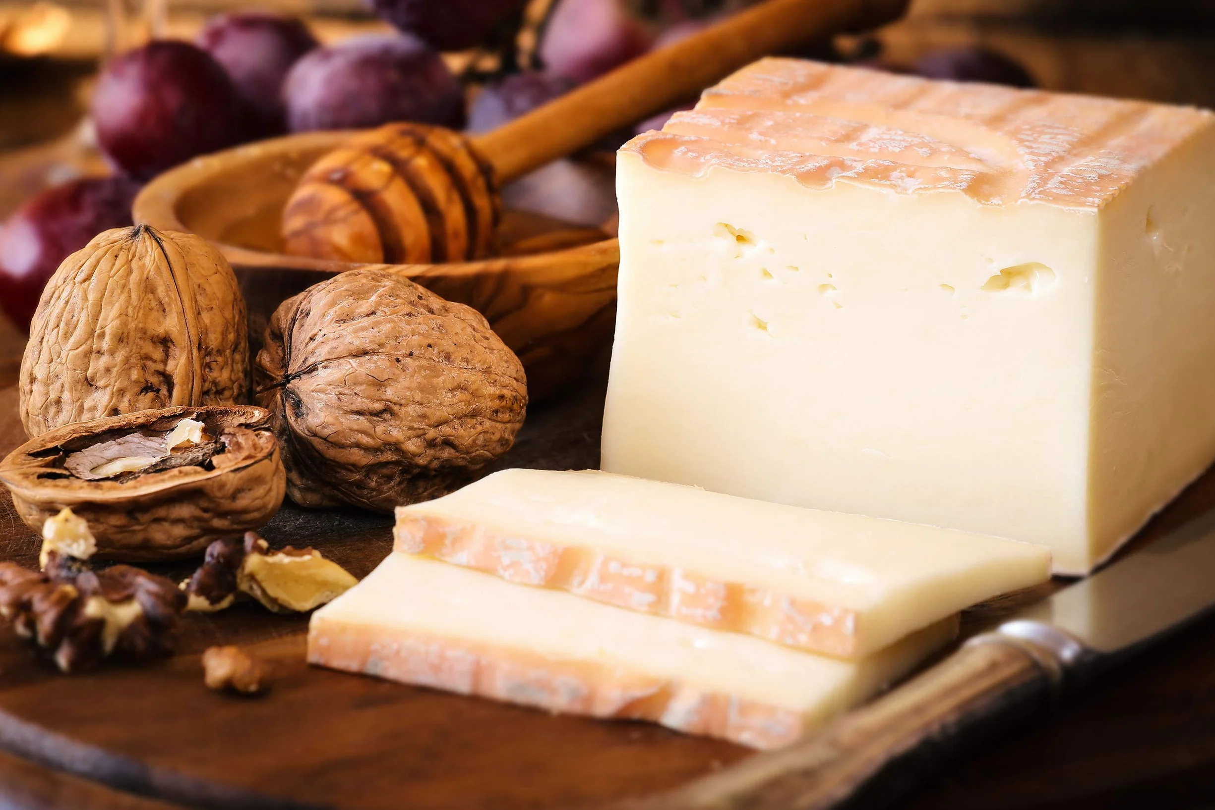 Taleggio DOP | Cow's milk cheese | Typical Italian Cheese | AOP Cheese | Hand salted | 200 gr | Delicate taste