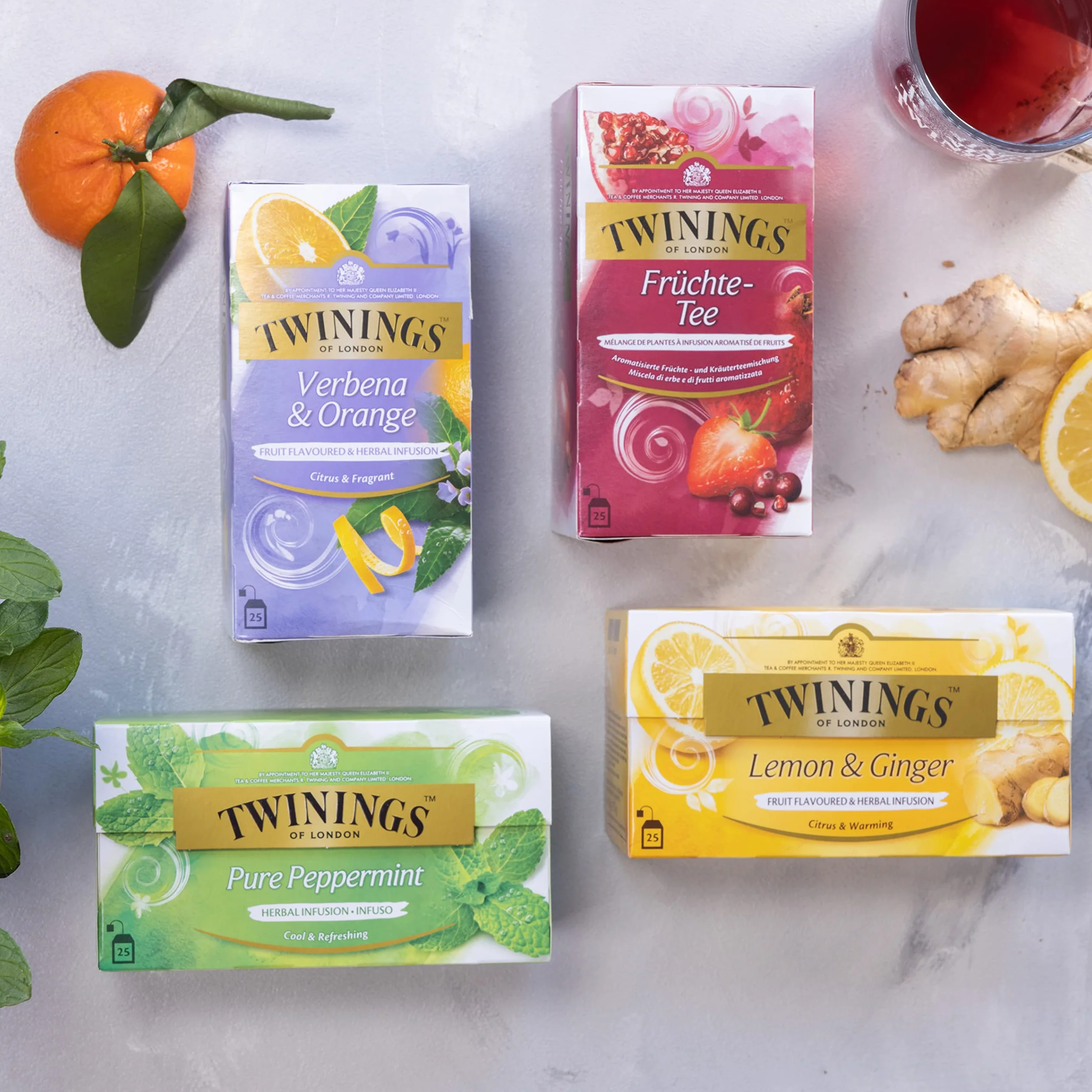 Twinings Herbata z cytryny i imbiru to pikantna mieszanka o smaku cytrynowo-imbirowym, która wprawi Cię w nastrojowy nastrój. 25 saszetek 1,5 g, 37,5 g, 3 szt. (3 x 38 g).