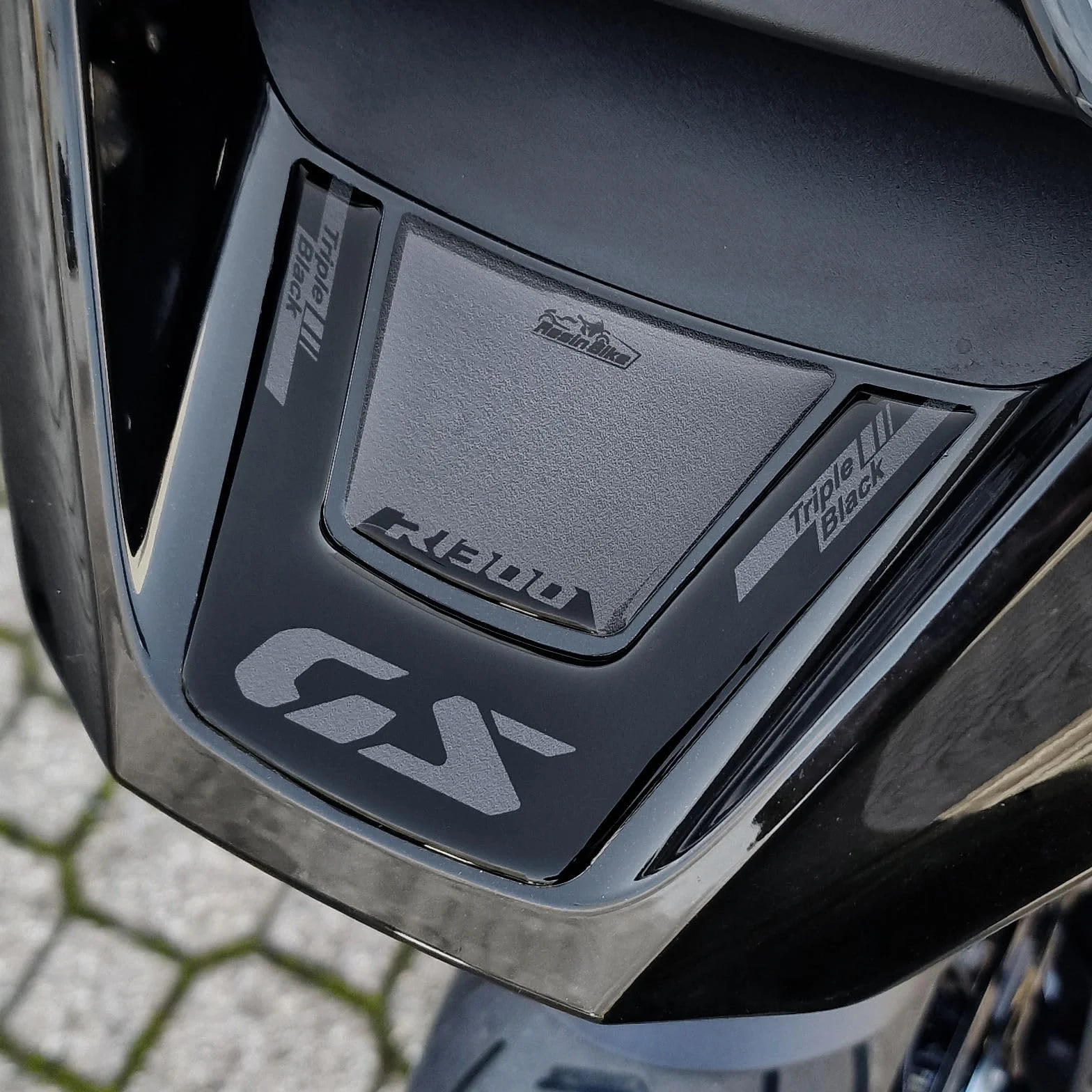 Resin Bike naklejki moto kompatybilne z BMW R 1300 GS Triple Black 2023-2025. Ochrona przedniego wzmocnienia przed uderzeniami i zarysowaniami. Naklejki żywiczne z efektem 3D, wykonane we Włoszech