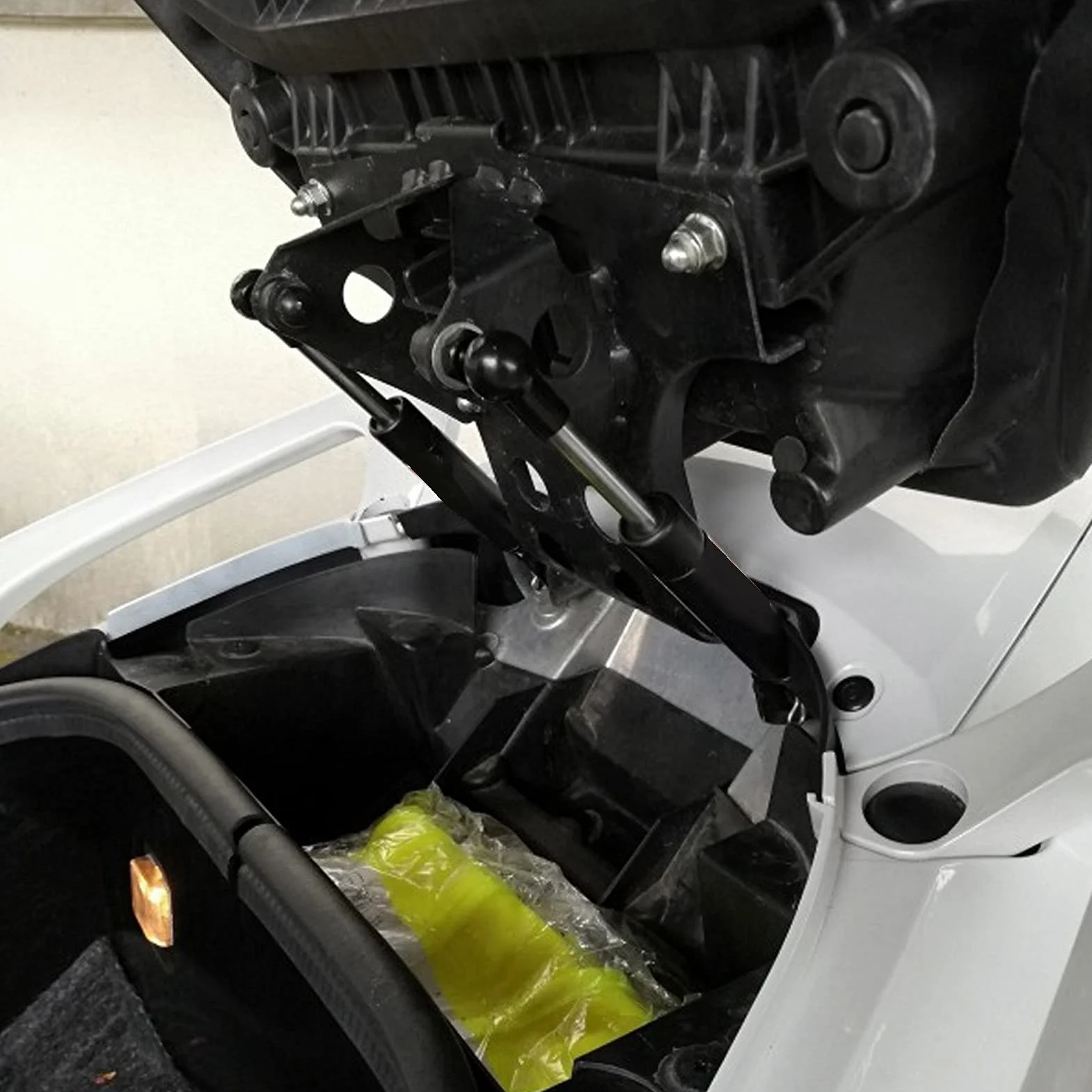 2 szt. Rozpórki do Siedzenia Motocykla Siodełko Sprężyna Gazowa Podpory do Podnoszenia Siedzenia Pasuje do T500 T530 Amortyzatory Motocyklowe Rozpórka Siedzenia Ramię do