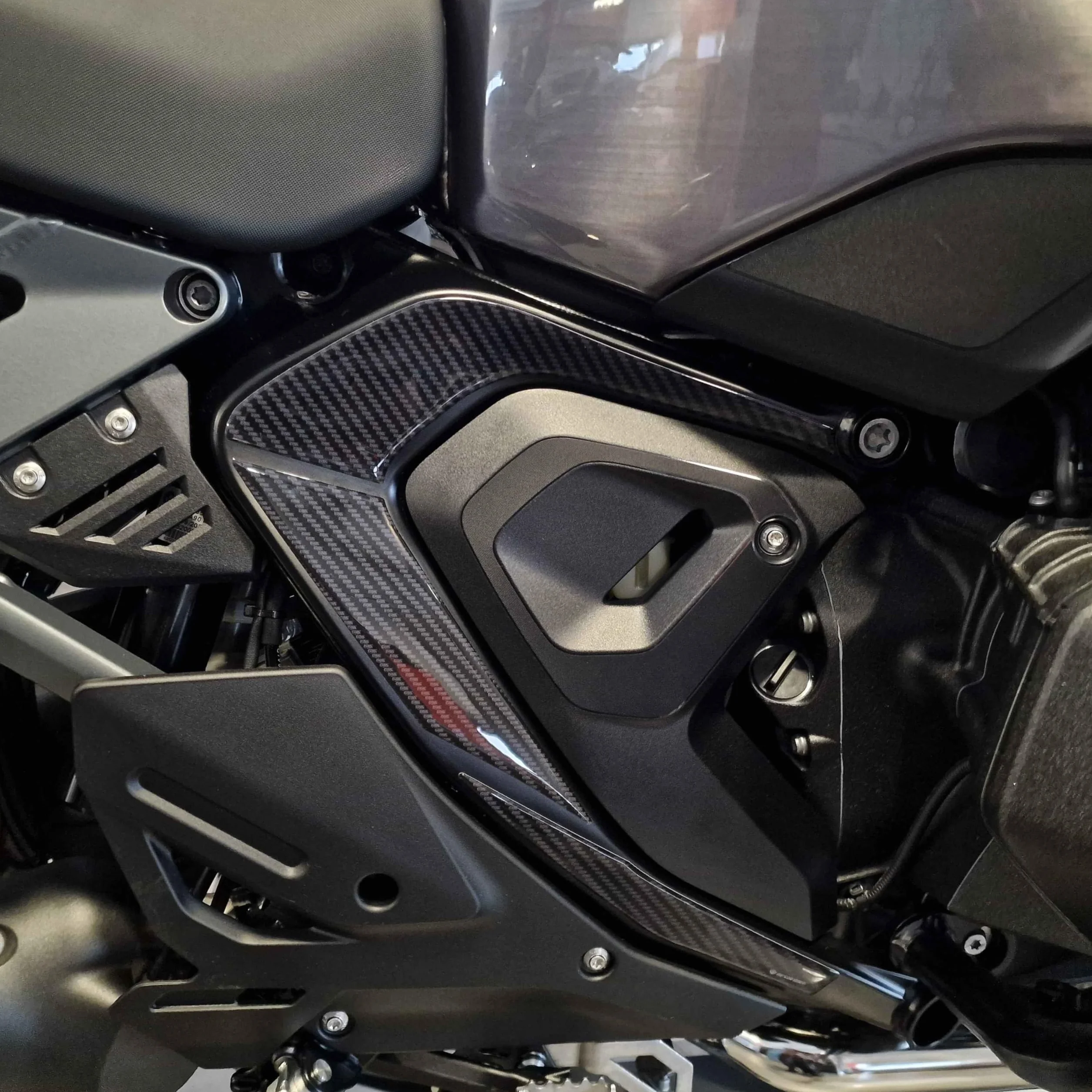 Resin Bike Naklejki Moto kompatybilne z BMW R 1300 GS - GS Adventure 2023-2025. Chronią Ramka boczna przed uderzeniami i zadrapaniami. Naklejki żywiczne z efektem 3D - wyprodukowane we Włoszech