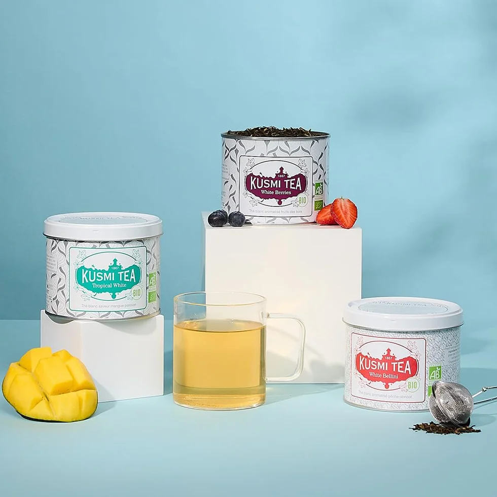 Kusmi Tea White Bellini organiczna biała herbata o smaku brzoskwini i moreli metalowa puszka 90 g