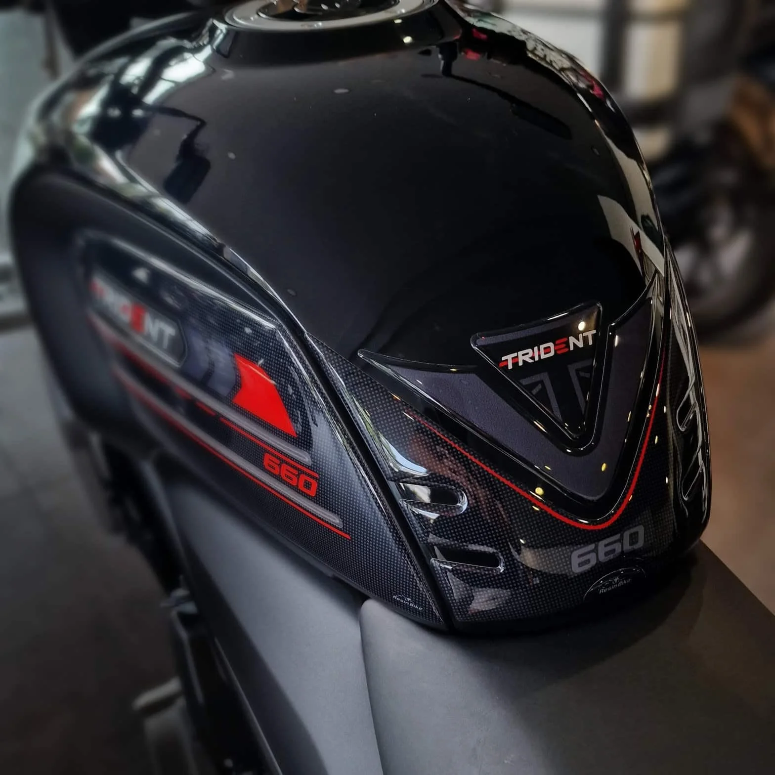 Resin Bike Naklejki Moto kompatybilne z Triumph Trident 660 2021-2025. Chronią Podkładka zbiornika przed uderzeniami i zadrapaniami. Naklejki żywiczne z efektem 3D - wyprodukowane we Włoszech