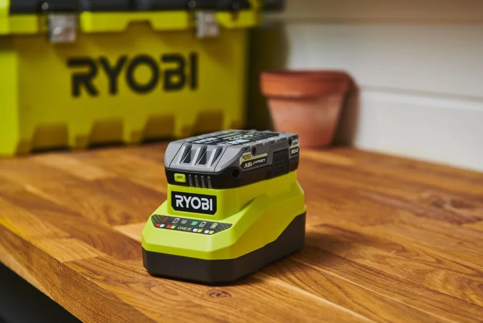 RYOBI Zestaw szybkiej ładowarki 18 V 2,0 A + akumulator litowy + 2,5Ah ONE+ RC18120A-125-75 min ładowanie, wskaźnik 4 diod LED, ogniwa o dużej pojemności, ochrona przed wstrząsami