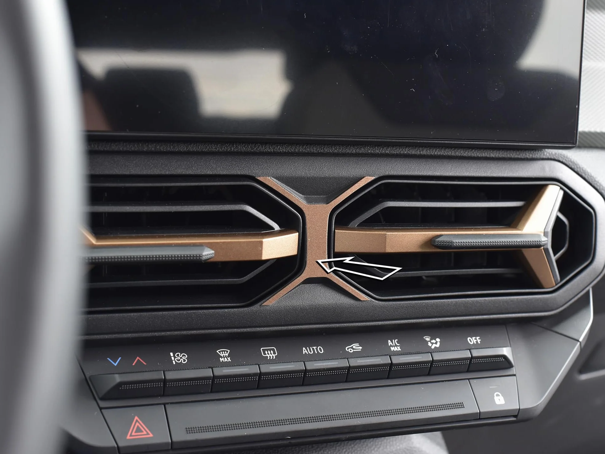 Stalowa osłona do 2024+ Dacia.Duster III 3 (P1310) / BIGSTER (R1310) | Dekoracja wylewki środkowej - styl COPPER-BROWN | 1 sztuka Essential Expression Journey Extreme DUSTER akcesoria tuningowe