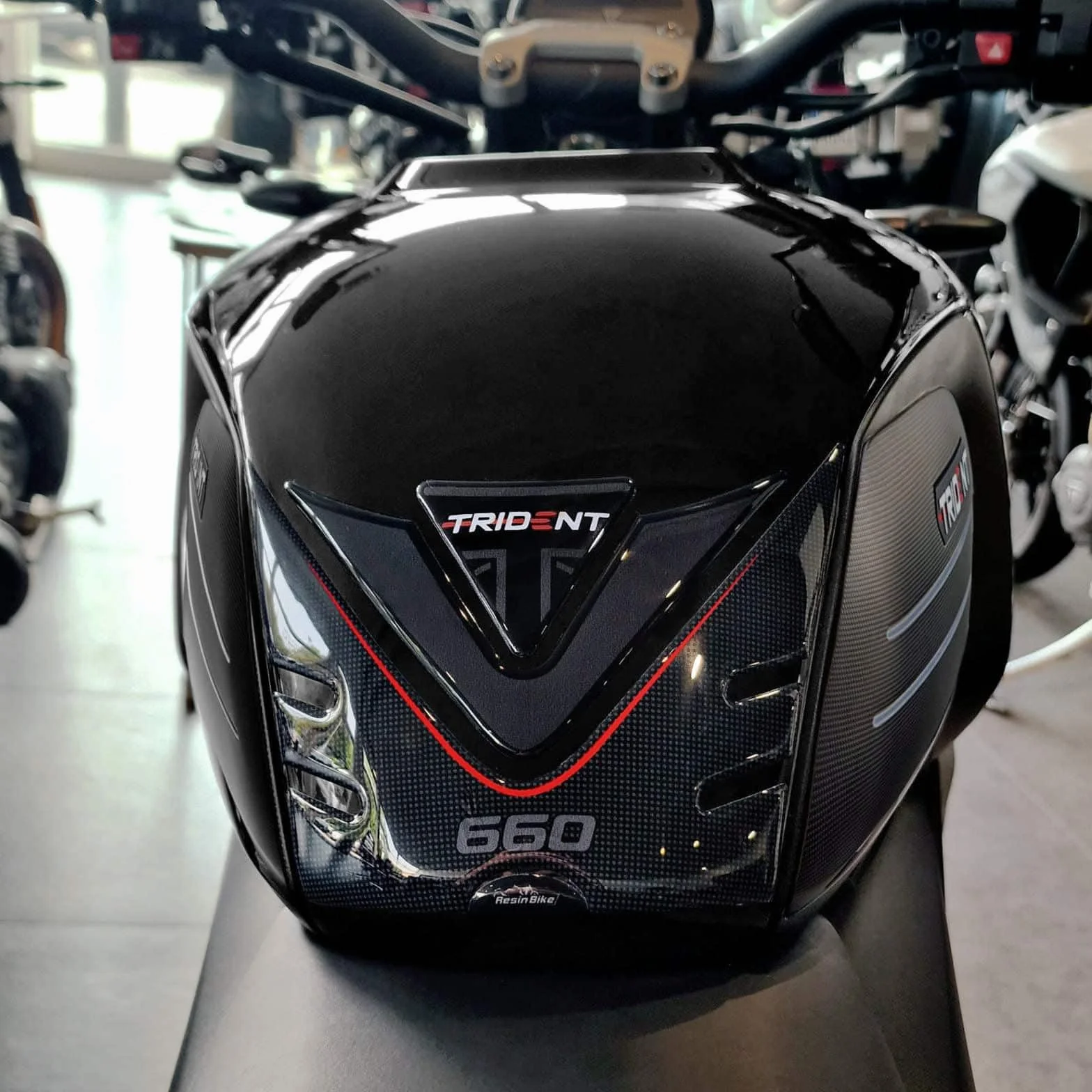 Resin Bike Naklejki Moto kompatybilne z Triumph Trident 660 2021-2025. Chronią Podkładka zbiornika przed uderzeniami i zadrapaniami. Naklejki żywiczne z efektem 3D - wyprodukowane we Włoszech