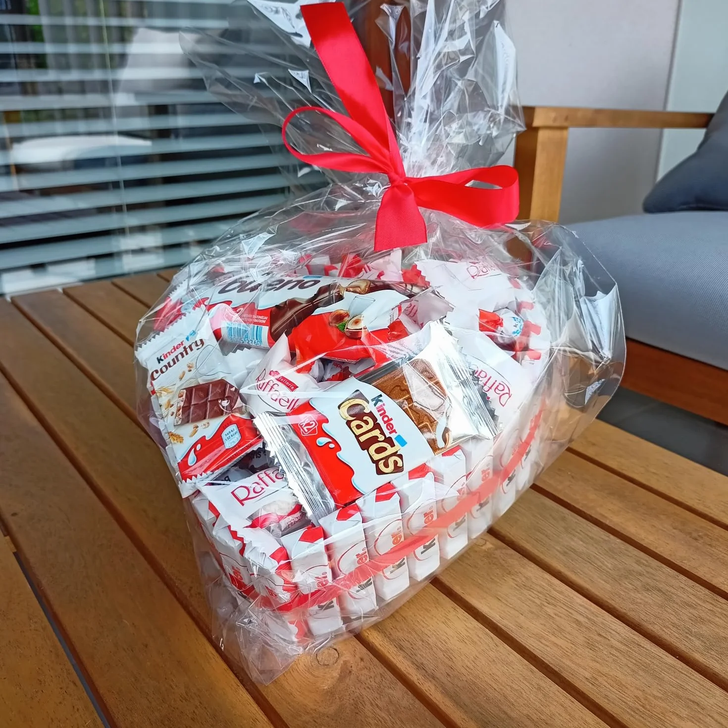 Tort z kinder czekoladek w kształcie serca wyłełniony cukierkami Kinder Bueno, Schoko Bons, Kinder Cards, Kinder Country i Raffaello, prezent na urodziny, Mikołaja, pod choinkę