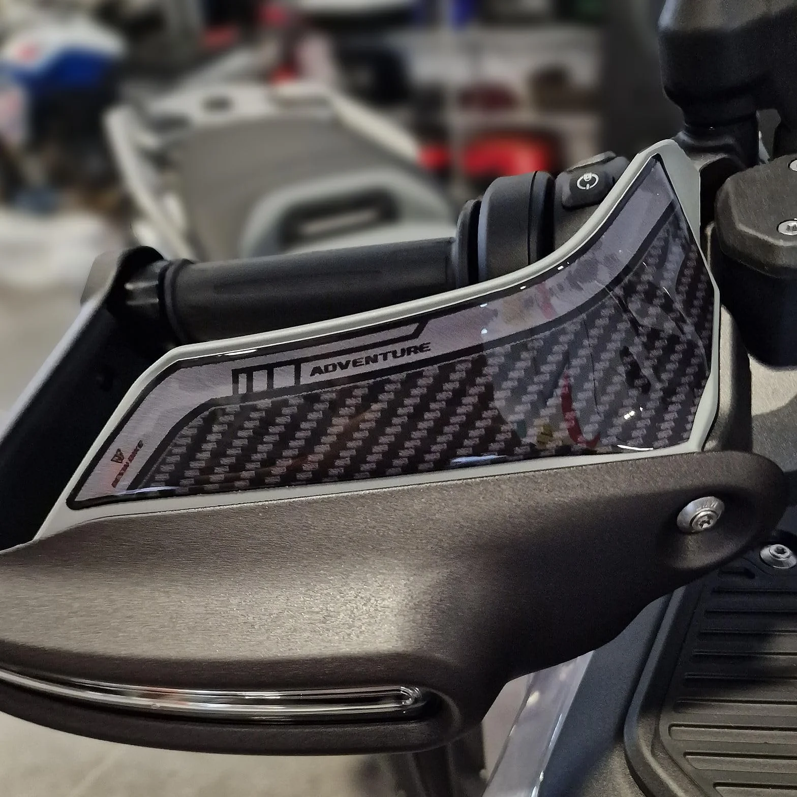 Resin Bike Naklejki kompatybilne z BMW R 1300 GS Adventure Triple Black 2025. Chronią Ochraniacze uchwytów przed uderzeniami i zadrapaniami. Naklejki żywiczne z efektem 3D - wyprodukowane we Włoszech