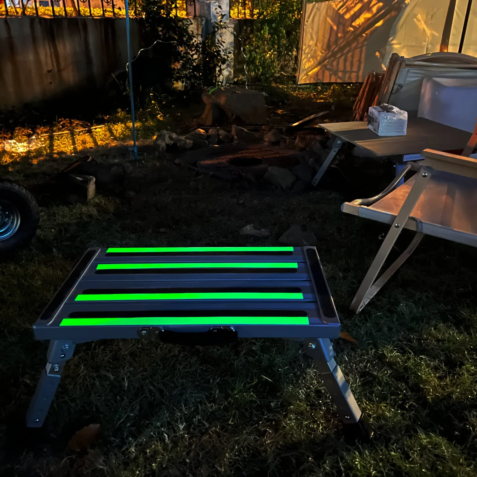 GARDTECH Krok przyczepy, aluminiowy składany krok Max Load 150 kg dla Caravan Camper SUV, Camping Bus lub jako podnóżek domowy, z paskami fluorescencyjnymi