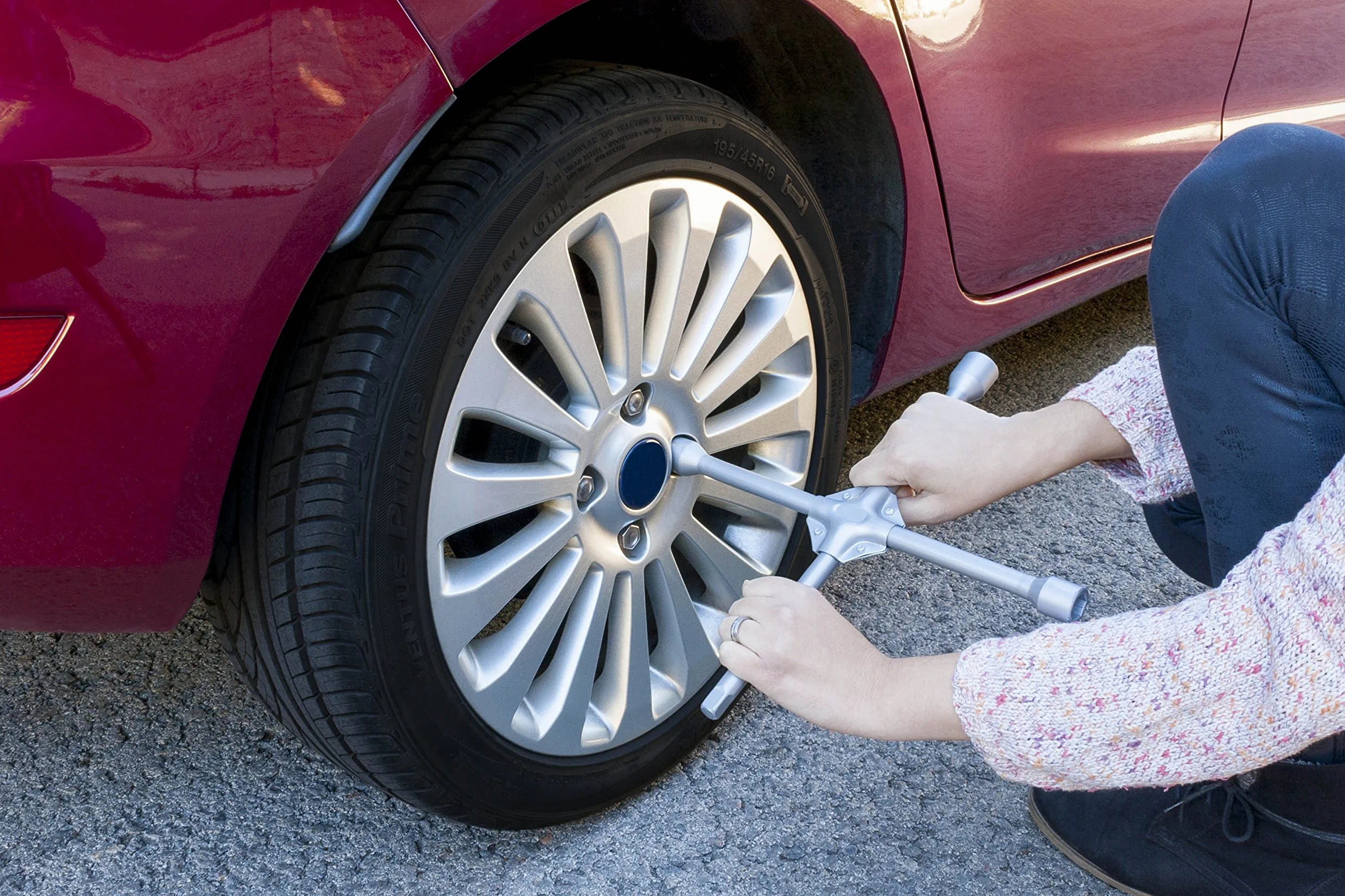 Motorkit Stały klucz krzyżowy do wymiany kół wyprodukowany ze stali węglowej o wysokiej wytrzymałości do nakrętek 17, 19 i 21 mm. Z otworem na adapter nakrętki.