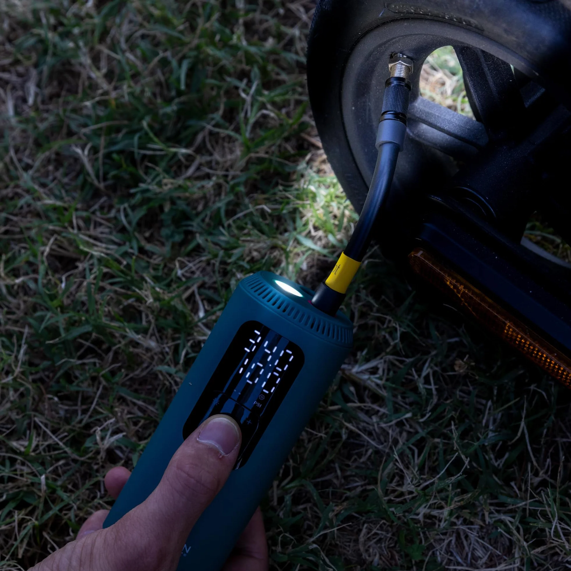 Portable Electric Air Compressor XP przenośna sprężarka do rowerów, motocykli, skuterów, piłek, z czujnikiem ciśnienia, zintegrowane światło LED, 150 PSI, 2 x 1200 mAh
