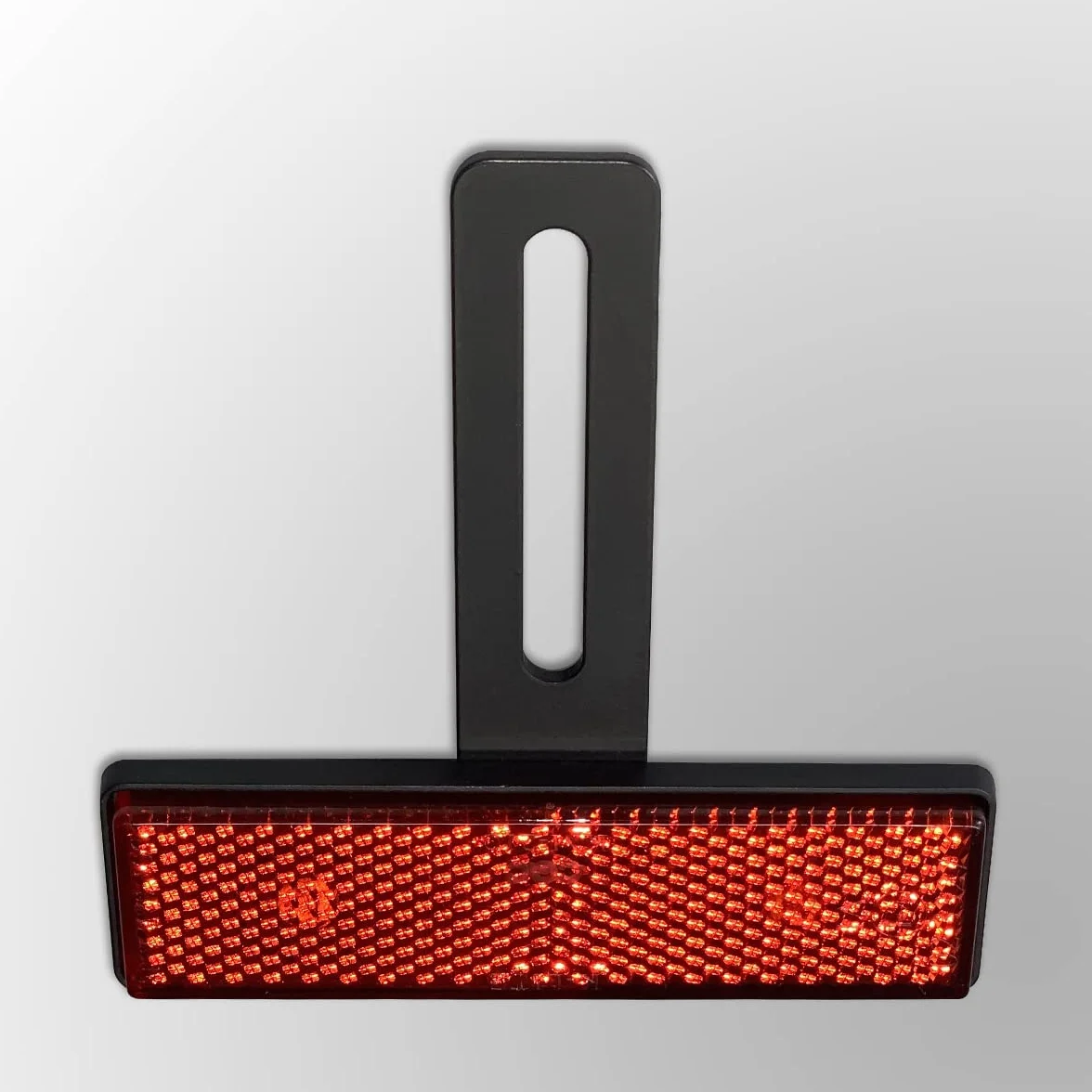 Uniwersalny motocykl odblaskowy E4 wąski czerwony z krótkim reflektorem tablicy rejestracyjnej T-Holder Cat Eye Scooter Quad E-atest