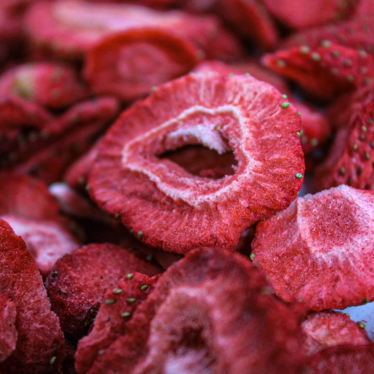 Liofilizowane Truskawki w Plastrach 50g – Suszone Owoce Liofilizowane Bez Dodatku Cukru – Chrupiące Truskawki Liofilizowane do Dekoracji Ciast, Tortów i Deserów - Zdrowa Owocowa Przekąska