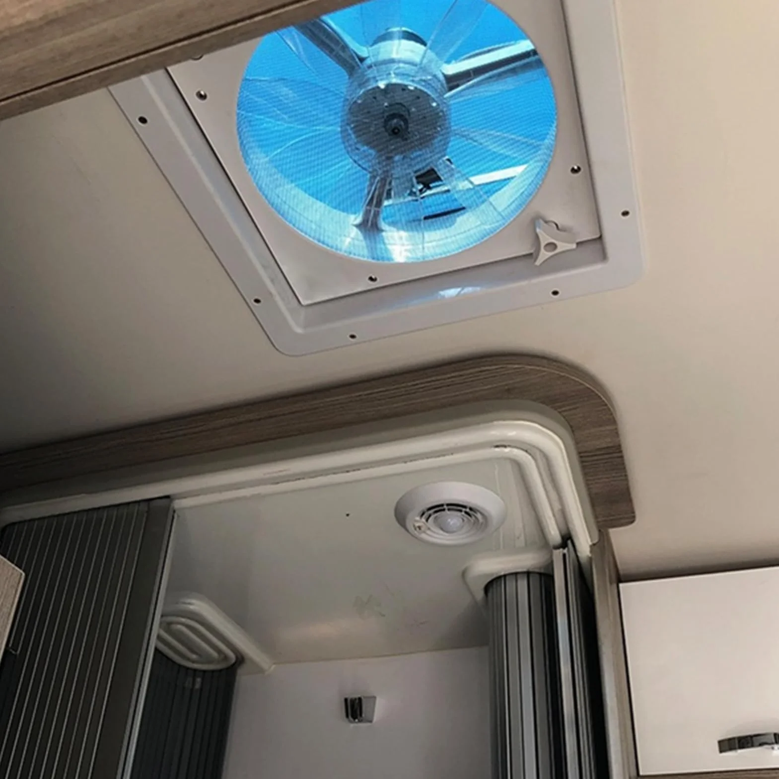 Wentylator dachowy 12 V RV 11 cali, dwukierunkowa wentylacja ze światłem LED Wyposażony w siatkę ze stali nierdzewnej do przyczep, kamperów, przyczep kempingowych, dużych pojazdów