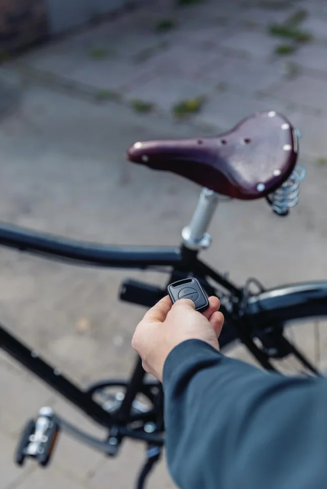 ABUS Modu? alarmowy RC – mobilny system alarmowy z pilotem zdalnego sterowania do aktywacji i wy??czania – zabezpiecza rowery, wózki dzieci?ce, e-skuter – inteligentny alarm 100 dB