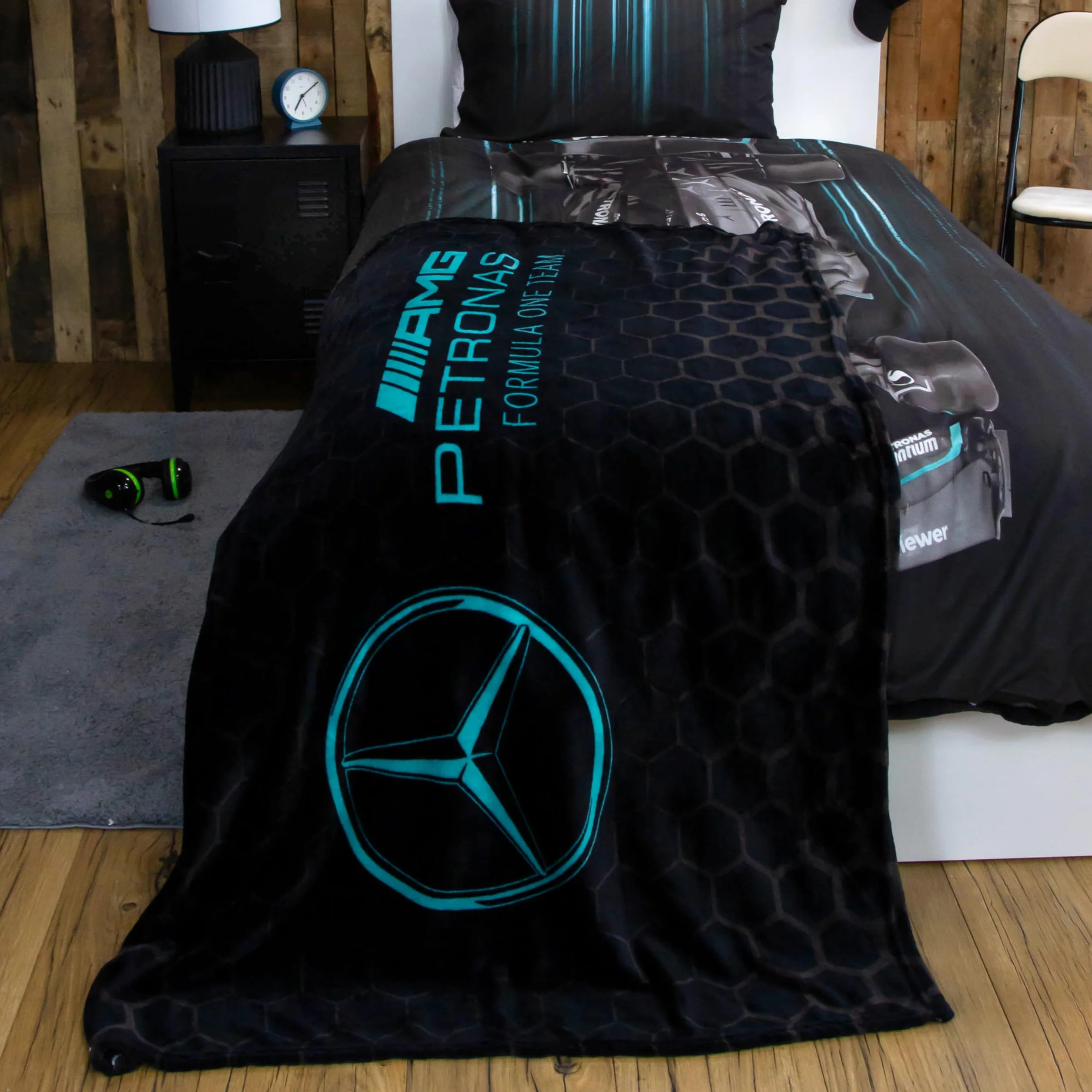 Character World Mercedes AMG Petronas oficjalny koc polarowy, super miękki, ciepły, czarny, wzór Stealth Formuły 1, idealny do sypialni, na kemping i nocowanie, 100 x 150 cm