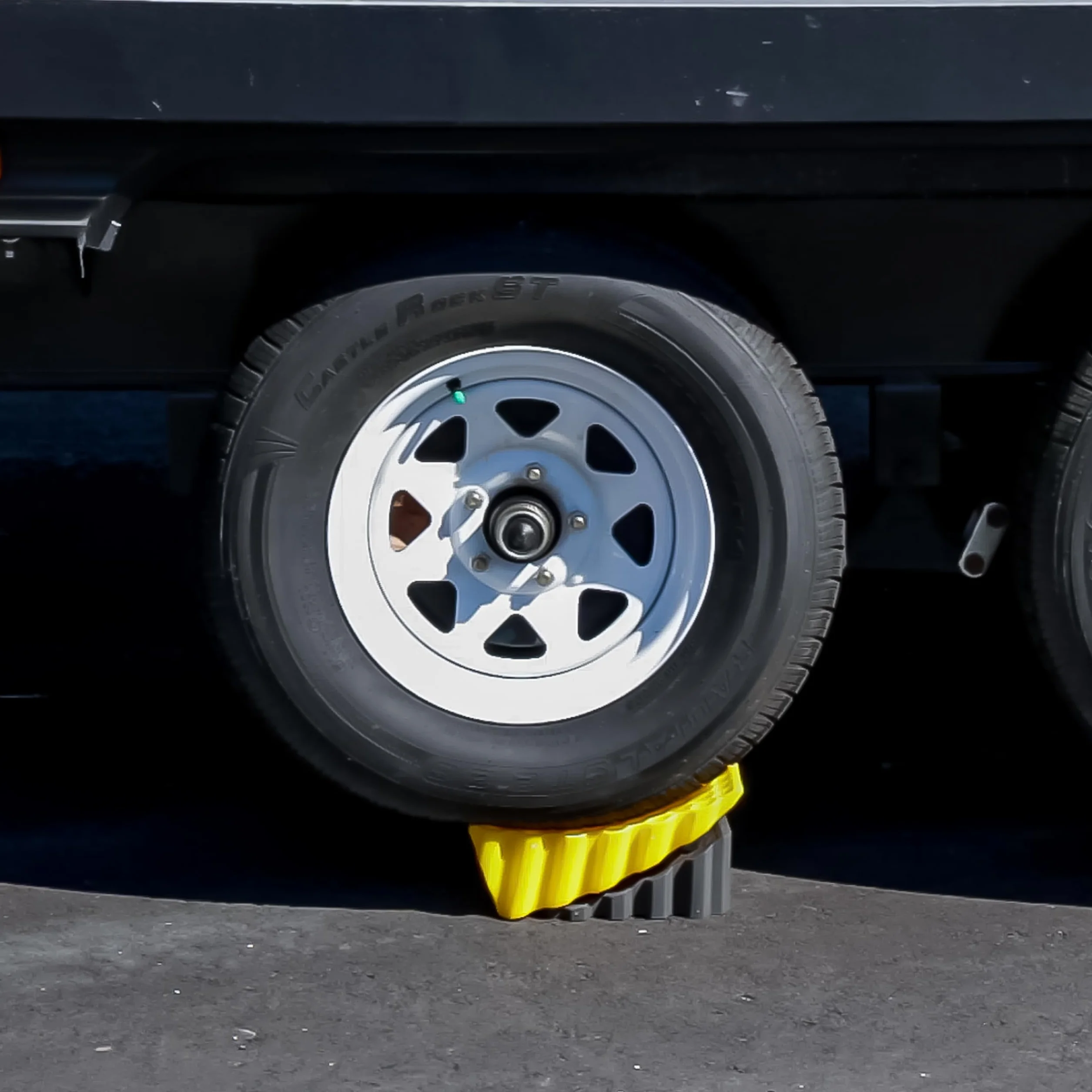 Camco 44423 Zakrzywiona poziomownica z klinem na kółkach, 1 szt