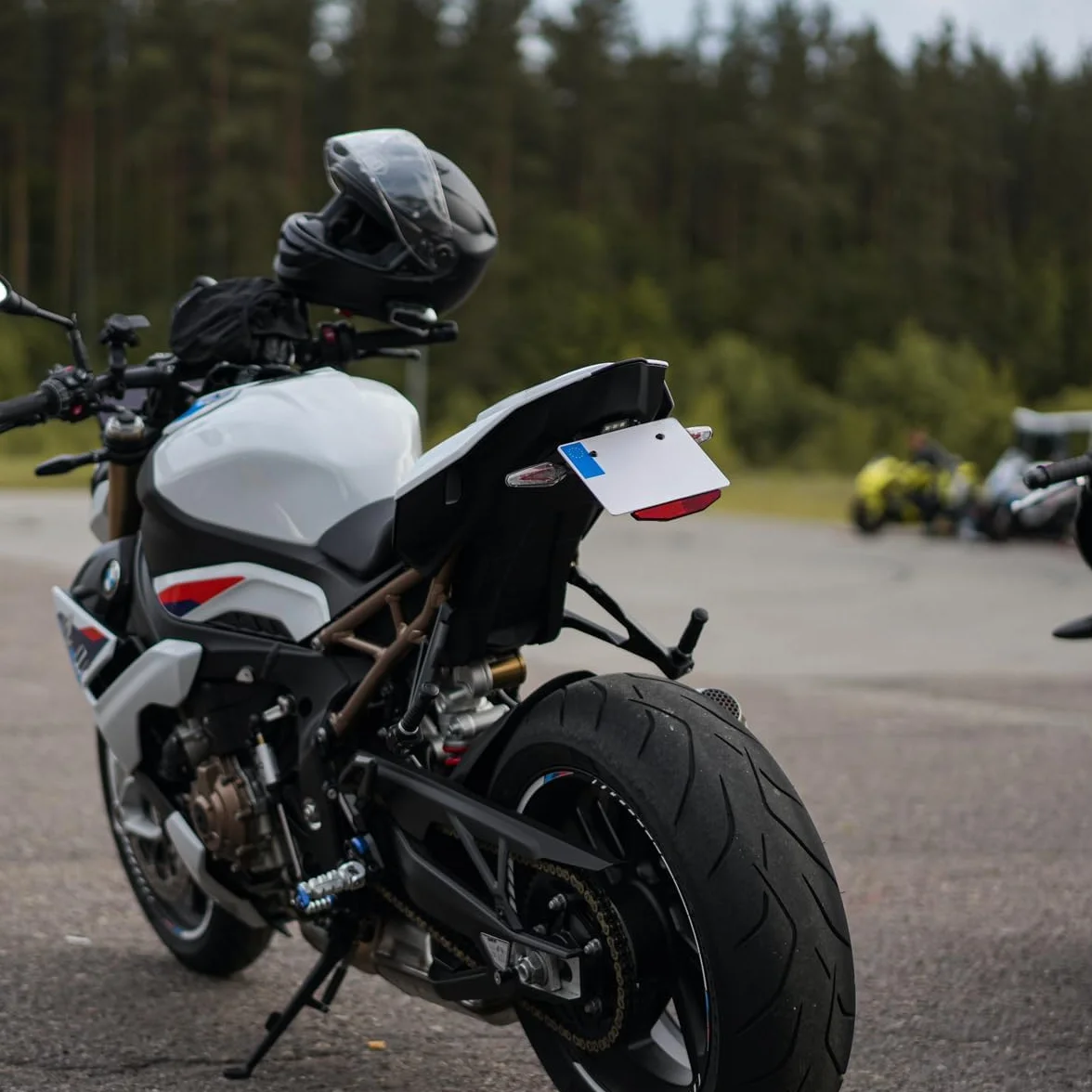 evermotor Odblaski motocyklowe z certyfikatem E4, odblaski tylne, czerwone kocie oczy z aluminiową płytką, samoprzylepne, uchwyt tablicy rejestracyjnej, naklejki na motocykl, 2 sztuki