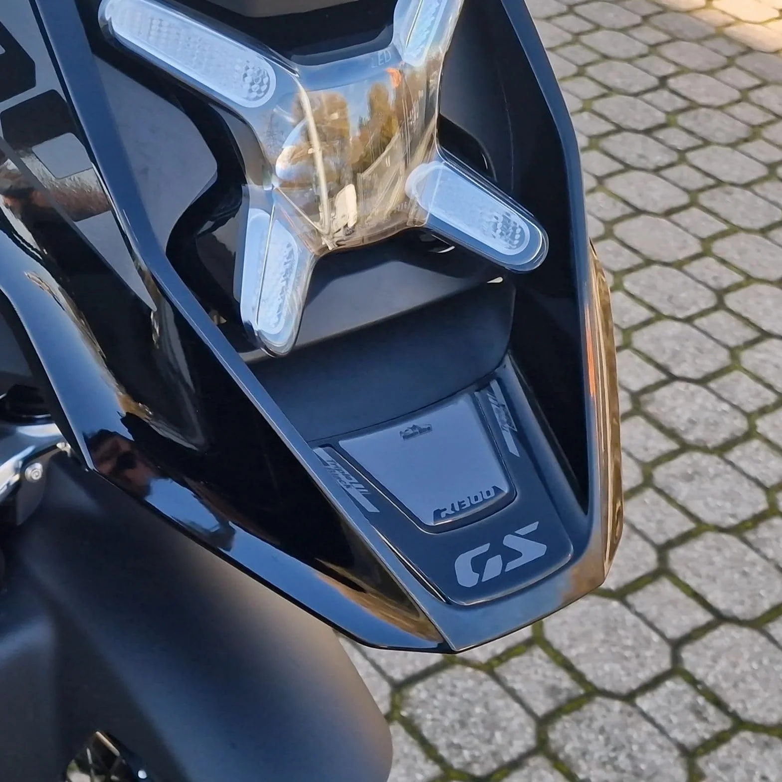 Resin Bike naklejki moto kompatybilne z BMW R 1300 GS Triple Black 2023-2025. Ochrona przedniego wzmocnienia przed uderzeniami i zarysowaniami. Naklejki żywiczne z efektem 3D, wykonane we Włoszech
