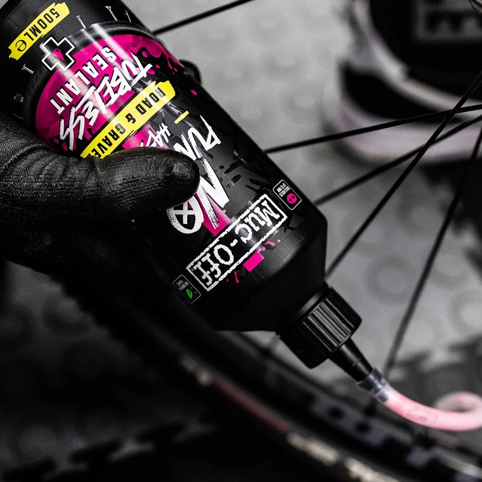 Muc-Off Bezdętkowy uszczelniacz do opon drogowych i żwirowych, 5 l, bezdętkowy uszczelniacz do opon do naprawy przebicia roweru, trwały uszczelniacz opon rowerowych do rowerów szosowych, żwirowych,