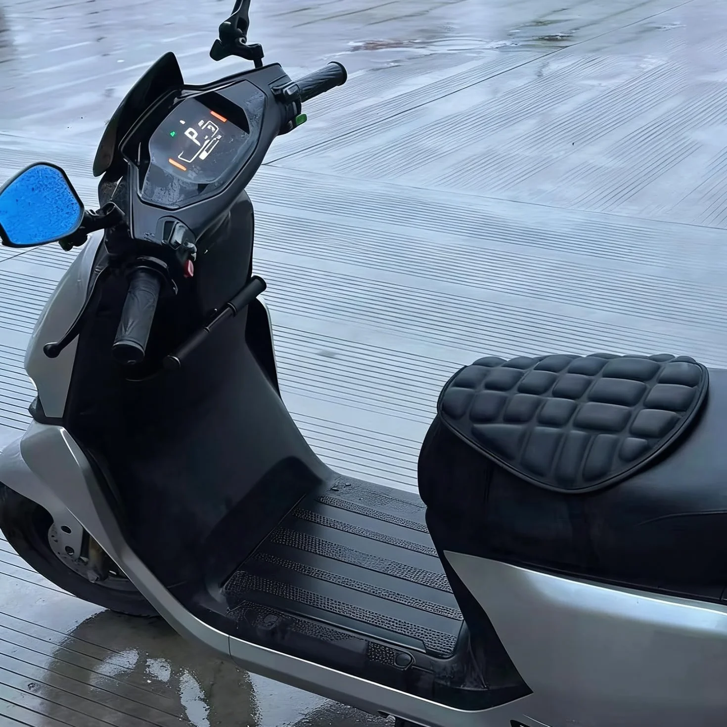Poduszka do siedzenia na motocykl, oddychająca, amortyzująca wstrząsy, 1 sztuka, antypoślizgowa, nadaje się do większości motocykli, odporna na uderzenia i funkcja redukcji ciśnienia