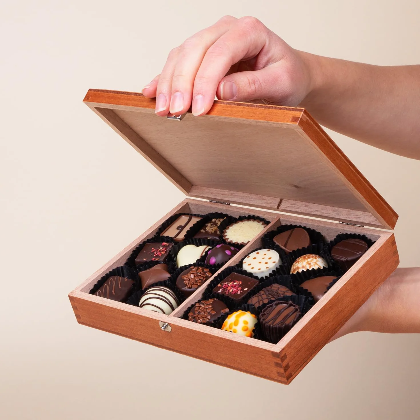 Belgijskie pralinki CHOCOLISSIMO 250 g 20 ręcznie robionych pralin w drewnianym pudełku prezent czekoladowy