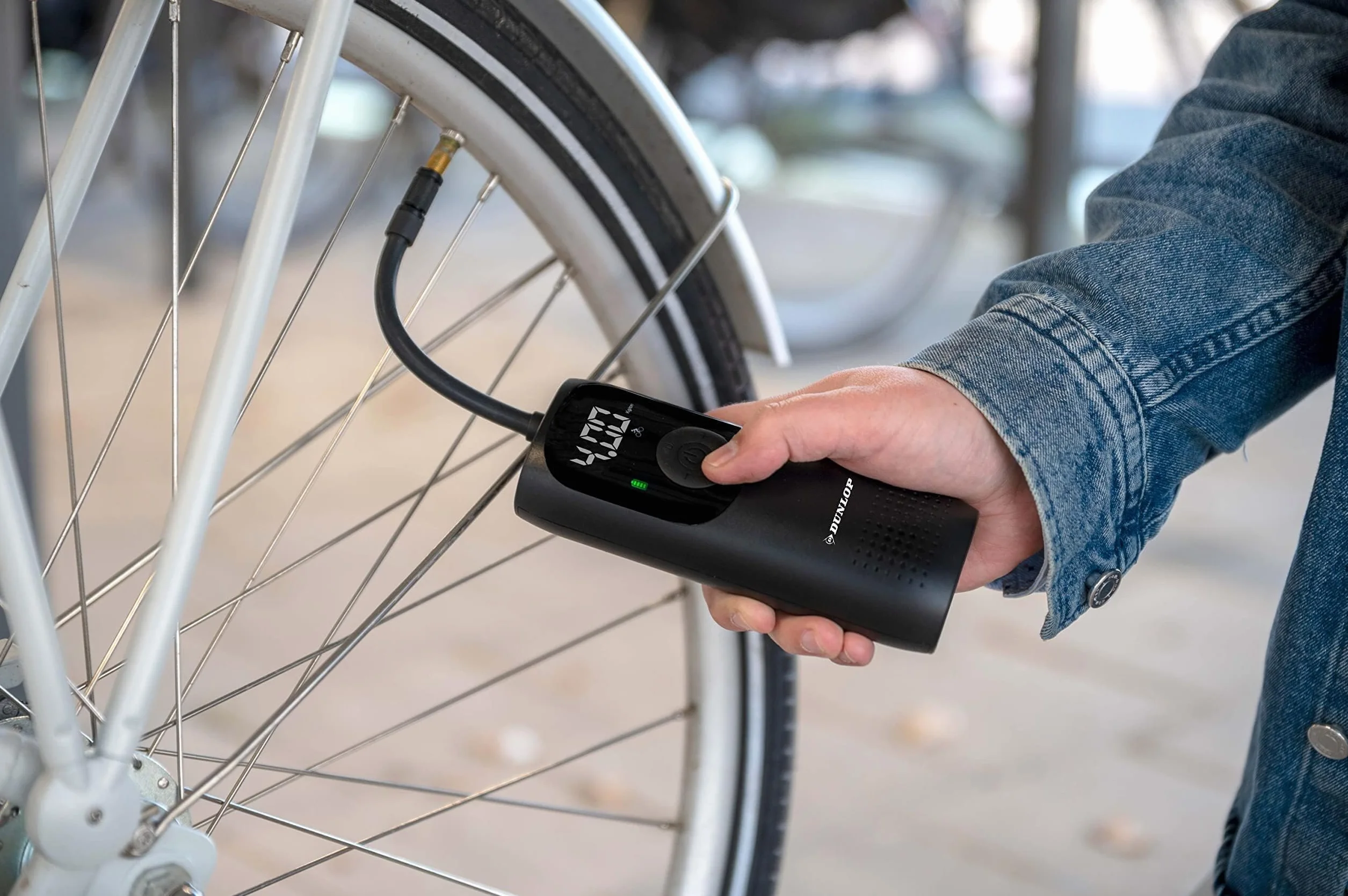 Dunlop Przenośna sprężarka powietrza 150 PSI - Bezprzewodowa pompka do opon z portem USB-C - Pompa rowerowa do wszystkich wentyli - Pompka do piłek - Sprężarka 10 bar z manometrem - Czarny