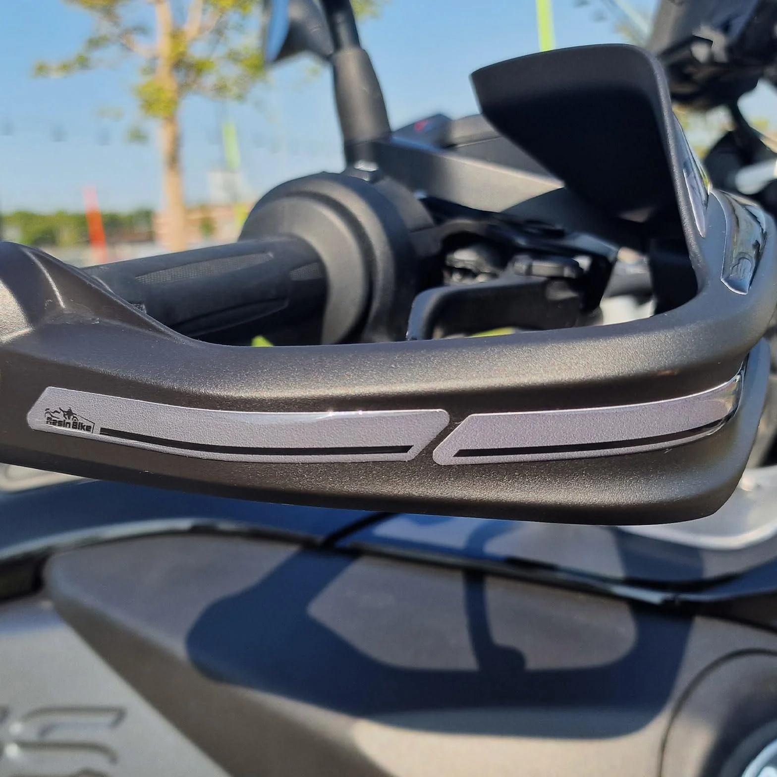 Resin Bike naklejki moto kompatybilne z BMW R 1250 GS - GS Adventure Triple Black 2021-2024. Ochrona osłon d?oni motocykla przed uderzeniami i zadrapaniami. Naklejka 3D z żywicy
