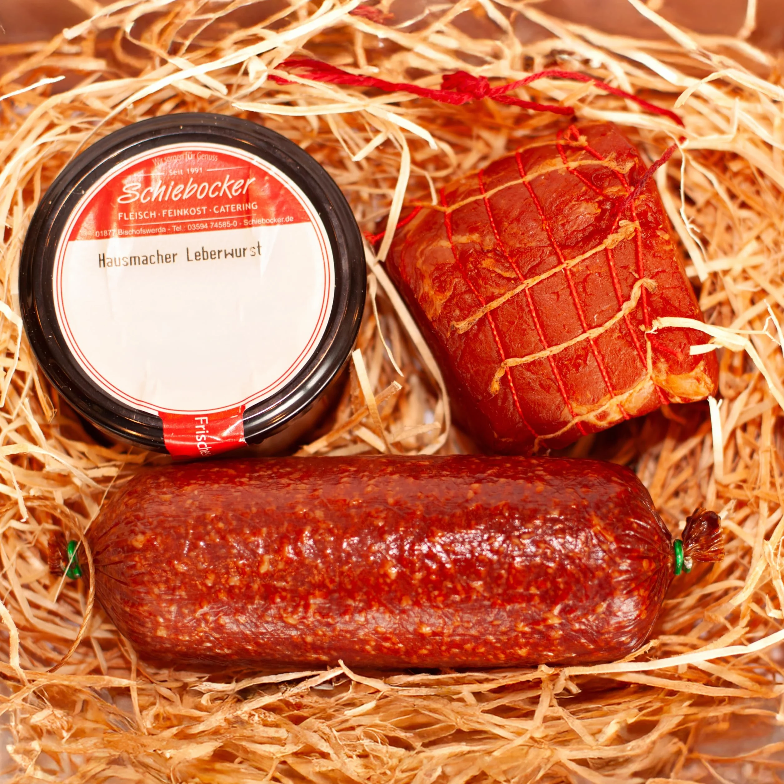 Pakiet kiełbasy Górnych Łużyc | koszyk prezentowy szlachetna salami i wędzona szynka w jednym kawałku | koszyk na mięso i wędliny z kiełbasą w słoiku z czerwoną kiełbasą | dostępny jako kosz na