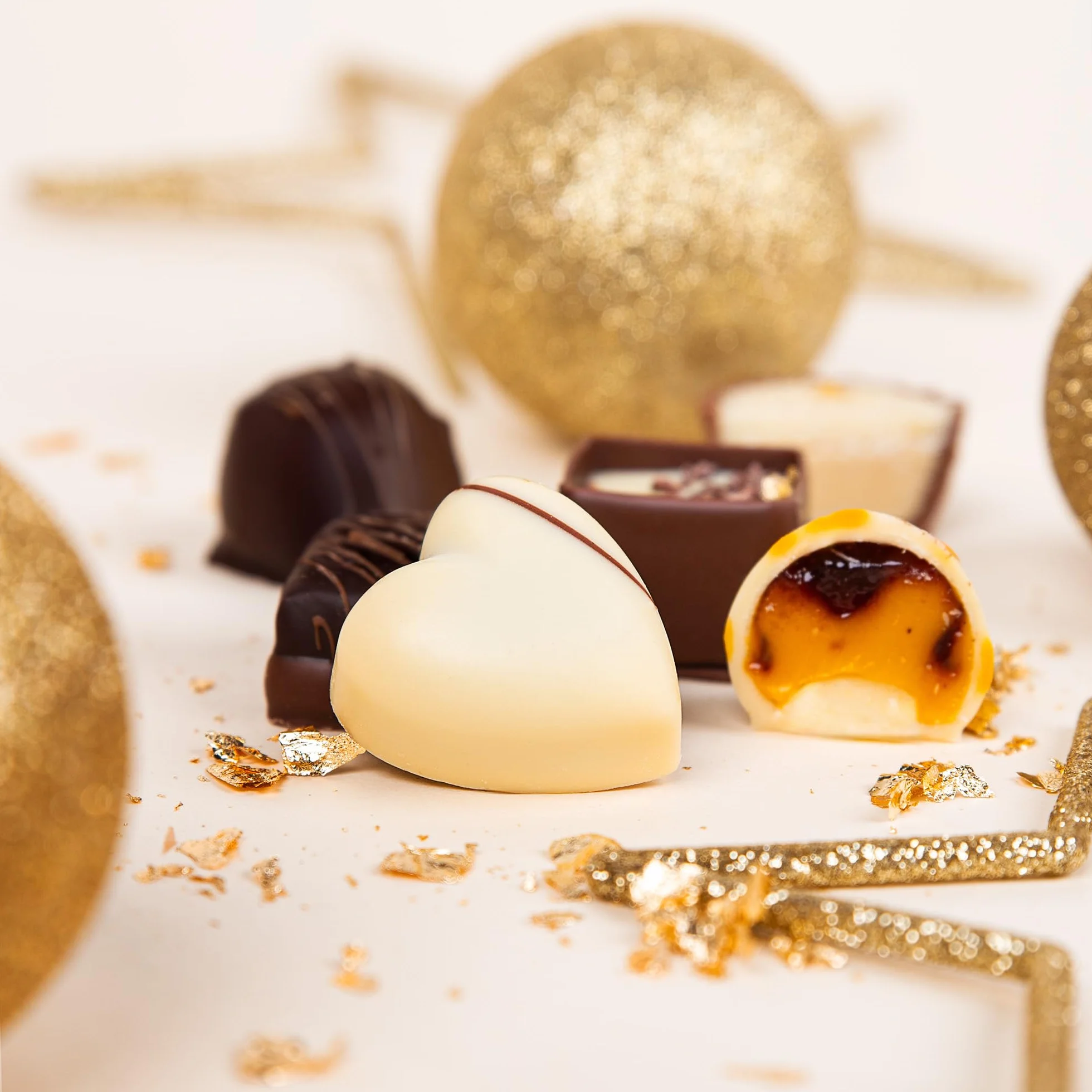 Pralinki Christmas Delights 4 x - | czekolada | Boże Narodzenie | przyjęcie | prezent | dla mężczyzn | dla kobiet | do domu | ozdoba | dekoracja | słodycze | pyszne | wykwintne | Wigilia | pralinki| pudełko | czekoladki