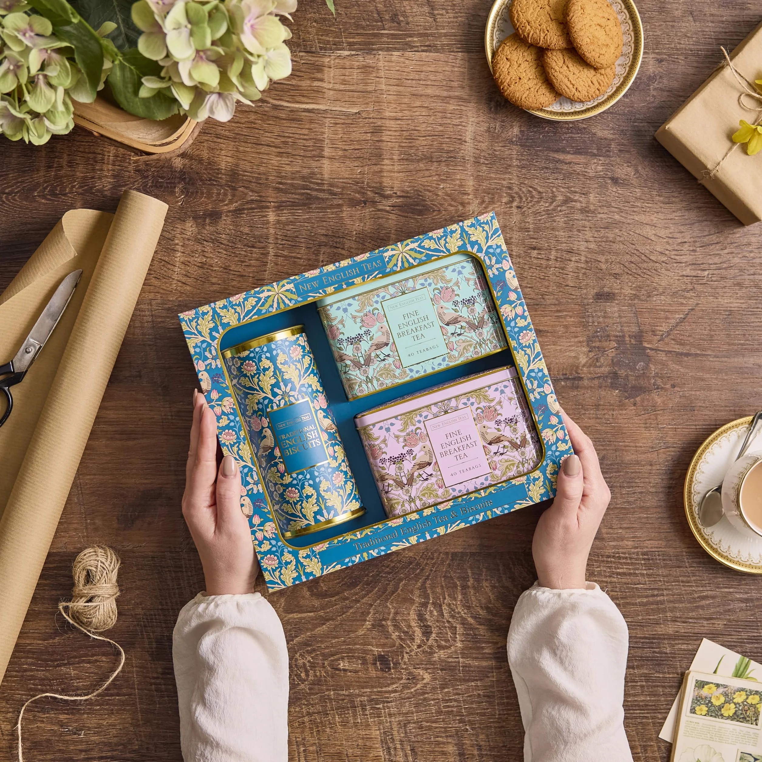 New English Teas Tradycyjne pudełko upominkowe na herbatę i ciasteczka z 80 torebkami angielskiej herbaty i ciasteczek kornwalijskich