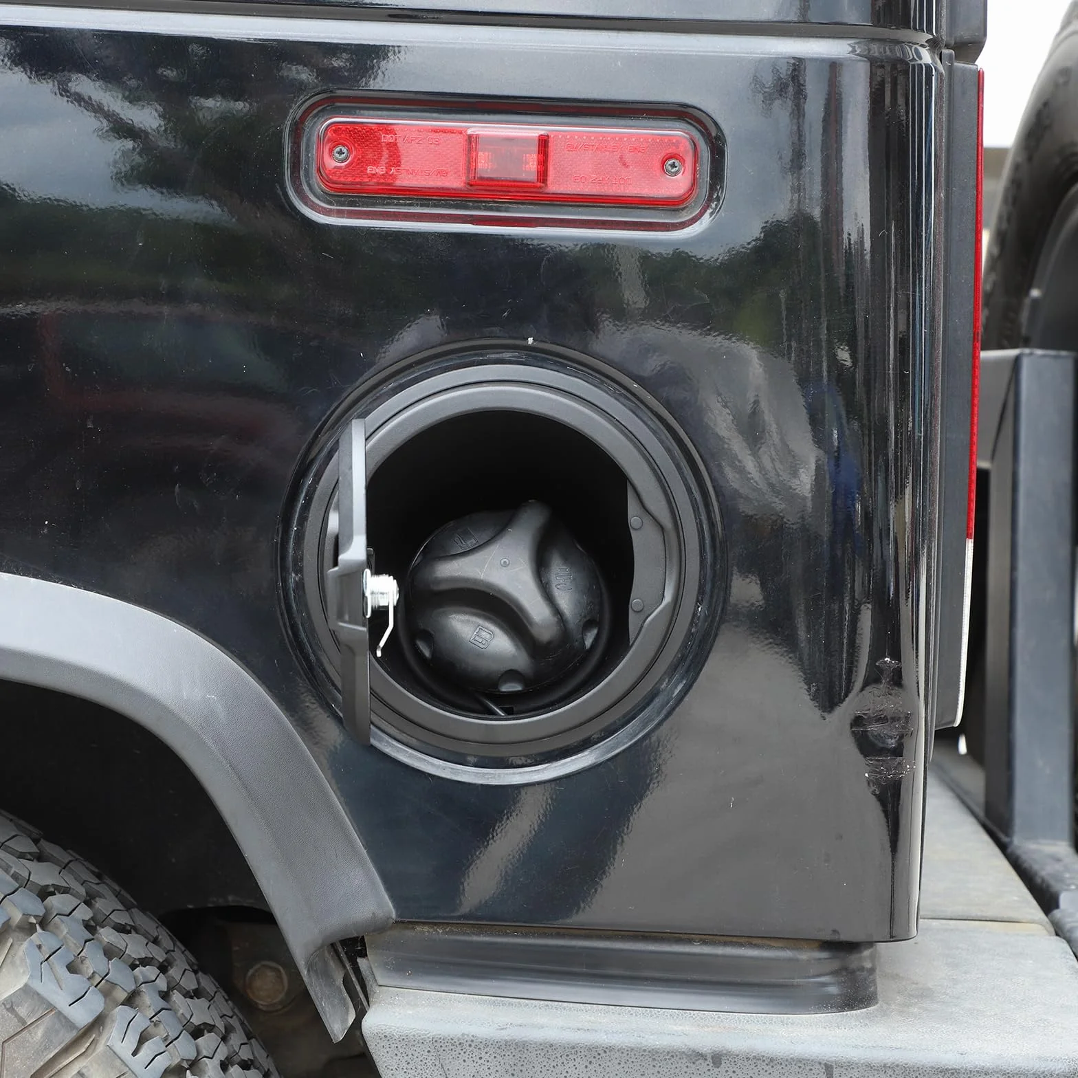 Osłona korka zbiornika paliwa samochodowego kompatybilna z Hummer H2 2003-2009, akcesoria zewnętrzne do drzwi zbiornika gazu, osłona pokrywy gazu ze stopu aluminium
