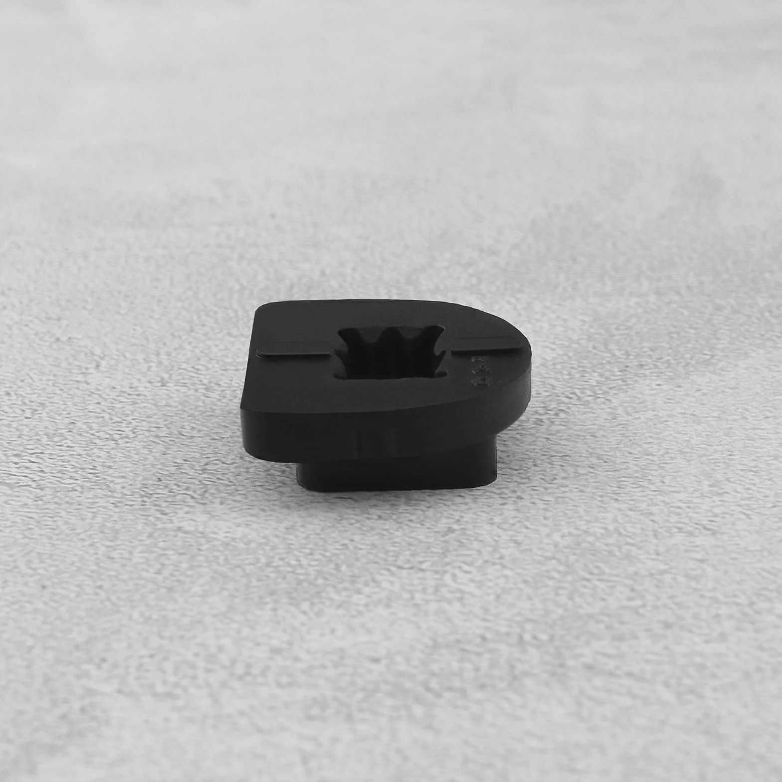 OTOTEC Wymienna tuleja montażowa chłodnicy 1535318 8V518125AB kompatybilna z poduszkami do zbiornika na wodę Ford, uszczelka poduszki chłodnicy, czarna, 2 szt