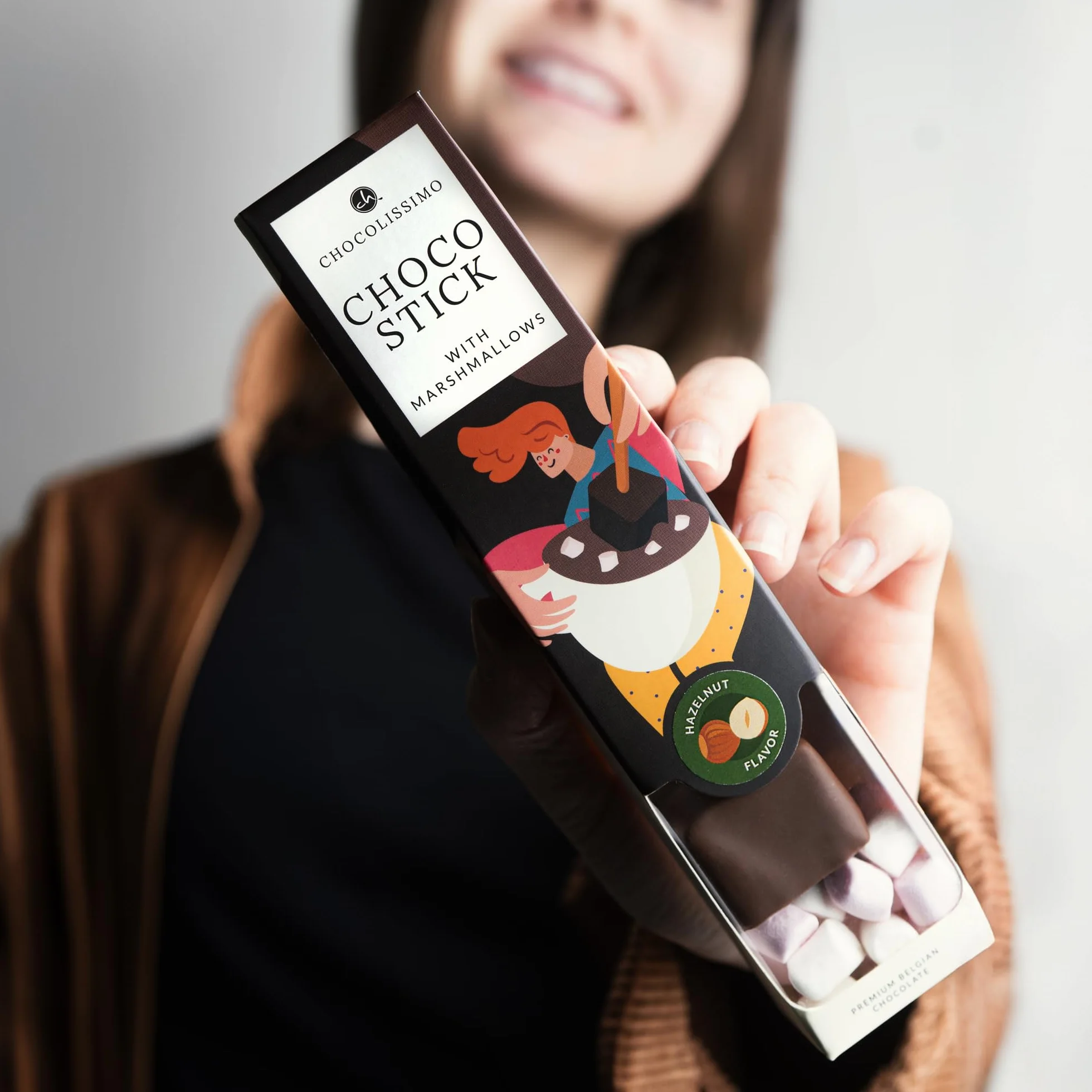 CHOCOLISSIMO – ChocoStick Orzech laskowy – Pomysł na prezent – Belgijska czekolada do picia z orzechami laskowymi na patyku z piankami marshmallow – orzechowa edycja zimowa – kremowy gorący napój