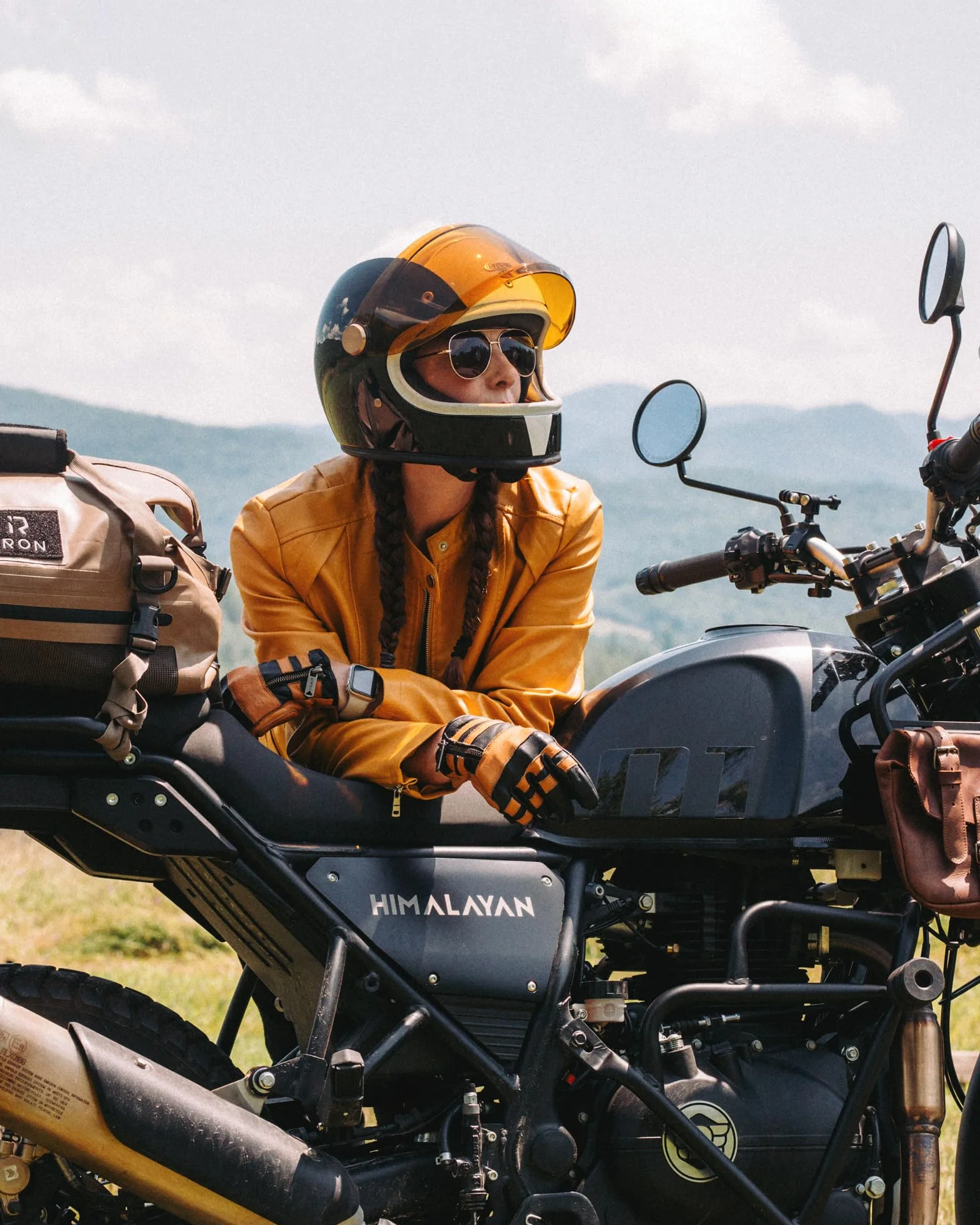 IRON JIA'S Torba motocyklowa, wodoszczelna, torba podsiodłowa i na bagażnik, z zapięciem na górze, z paskami na ramię, kieszenią wewnętrzną i kieszenią z siatki (brązowa, 70 l)