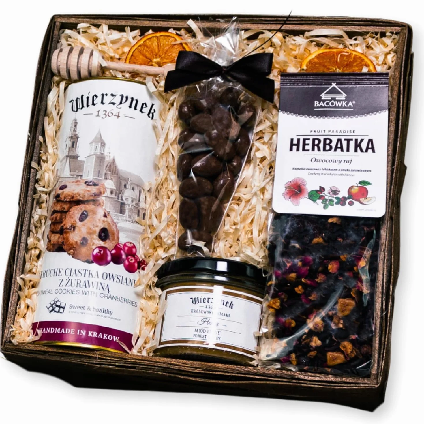 Kosz delikatesowy z ciastkami, herbatą, miodem i nerkowcami w miodzie