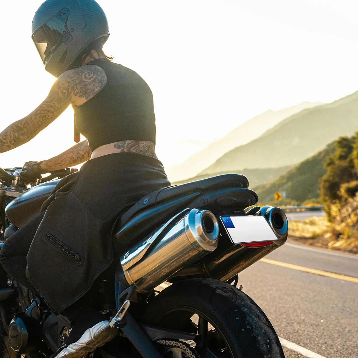 evermotor Odblaski motocyklowe z certyfikatem E4, odblaski tylne, czerwone kocie oczy z aluminiową płytką, samoprzylepne, uchwyt tablicy rejestracyjnej, naklejki na motocykl, 2 sztuki