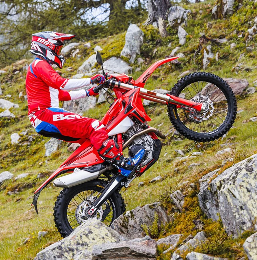POLISPORT 91085 - Polisport Enduro Restyling zestaw replik dla tych, którzy szukają jakości OEM do motocykli BETA w kolorze czerwonym