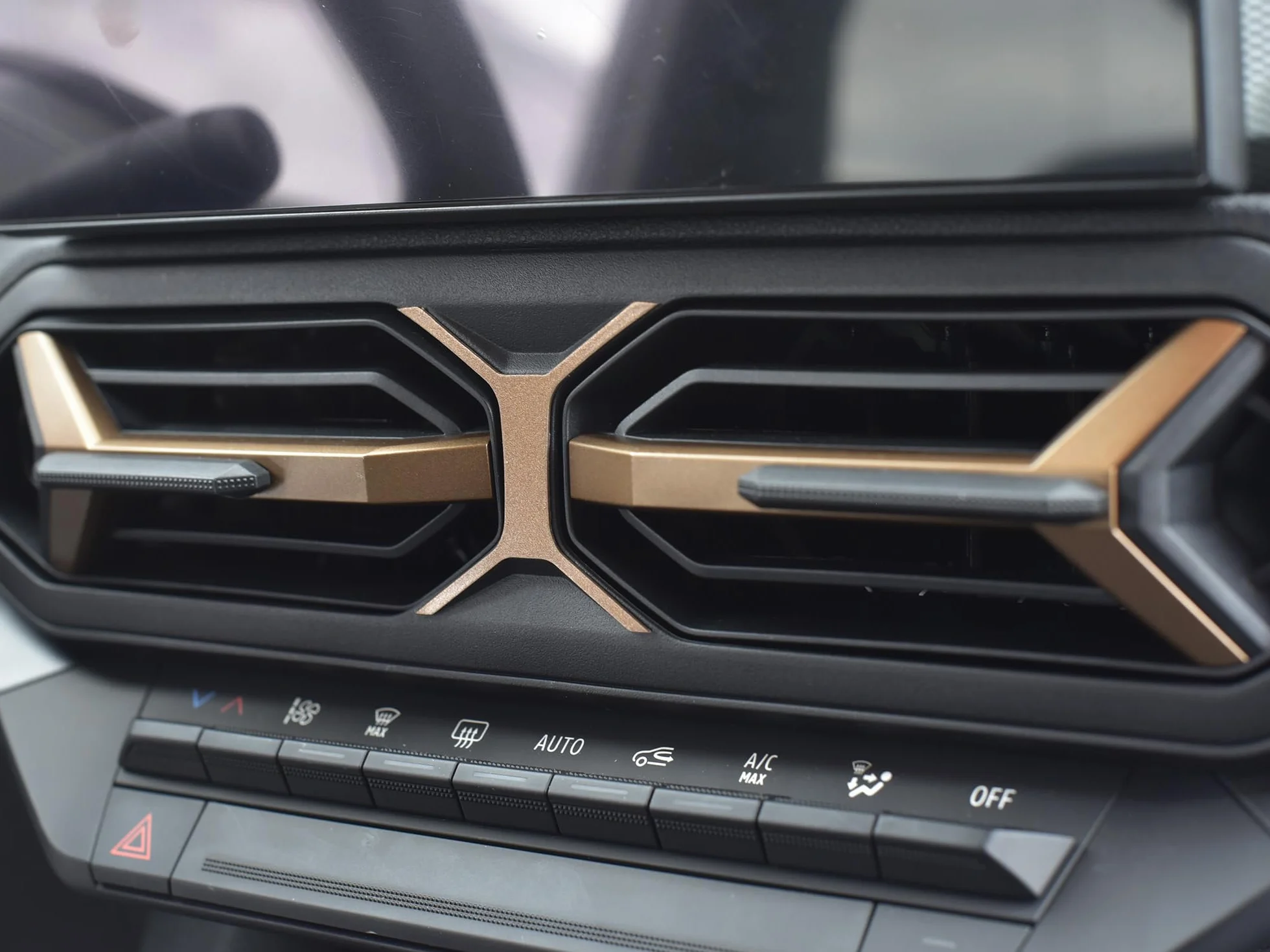 Stalowa osłona do 2024+ Dacia.Duster III 3 (P1310) / BIGSTER (R1310) | Dekoracja wylewki środkowej - styl COPPER-BROWN | 1 sztuka Essential Expression Journey Extreme DUSTER akcesoria tuningowe