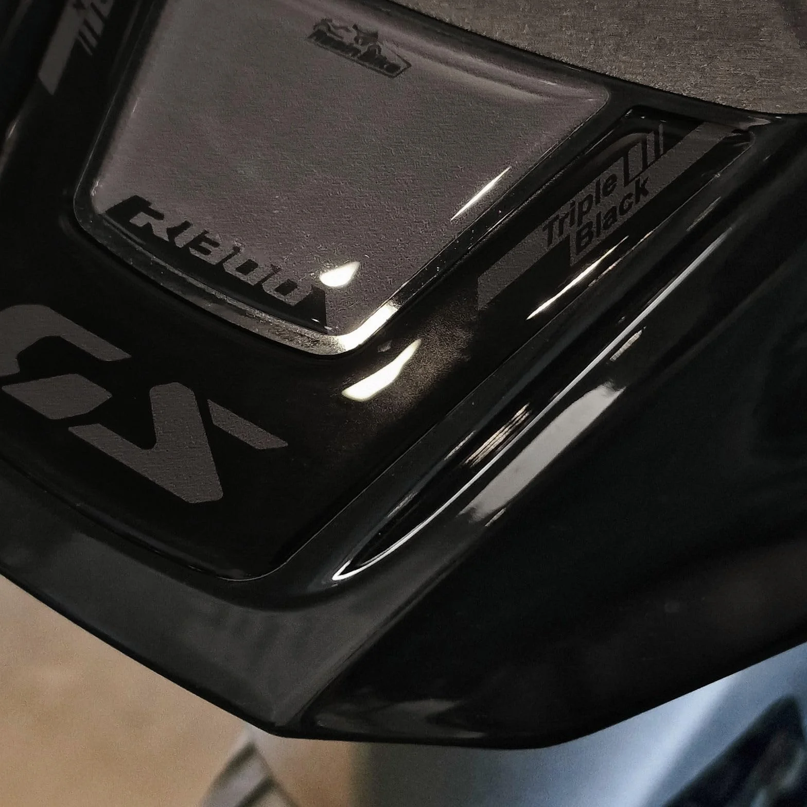 Resin Bike naklejki moto kompatybilne z BMW R 1300 GS Triple Black 2023-2025. Ochrona przedniego wzmocnienia przed uderzeniami i zarysowaniami. Naklejki żywiczne z efektem 3D, wykonane we Włoszech