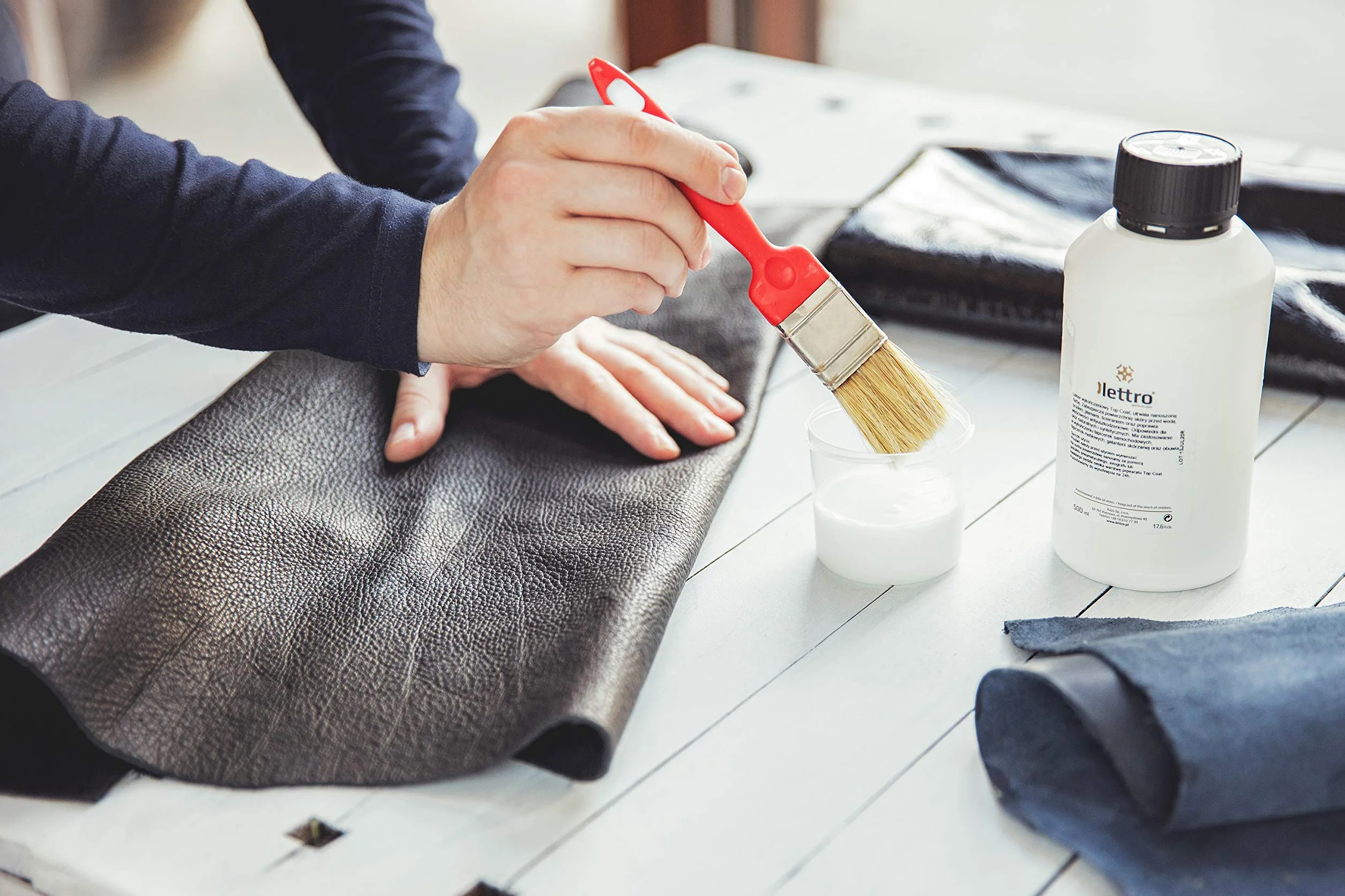 Lettro Top Coat Lakier do wykańczania skóry, utrwalacz farb do skóry naturalnej i syntetycznej, wykończenie skórzanej tapicerki samochodowej, mebli skórzanych, obuwia i innych, 500 ml, połysk