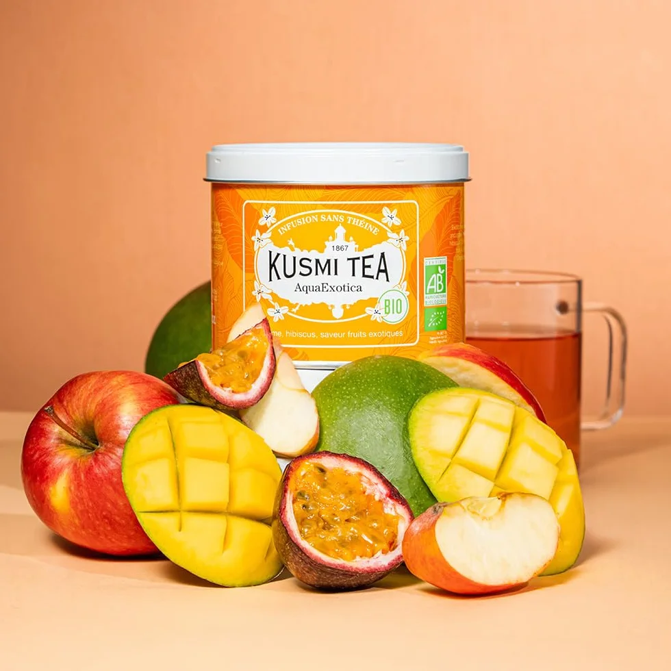 Kusmi Tea - AquaExotica - Organic Infusion - Hibiscus and Apple Blend Flavoured with Exotic Fruits - Do picia na gorąco lub jako herbata mrożona - Metal Tea Tin 100g na około 50 filiżanek