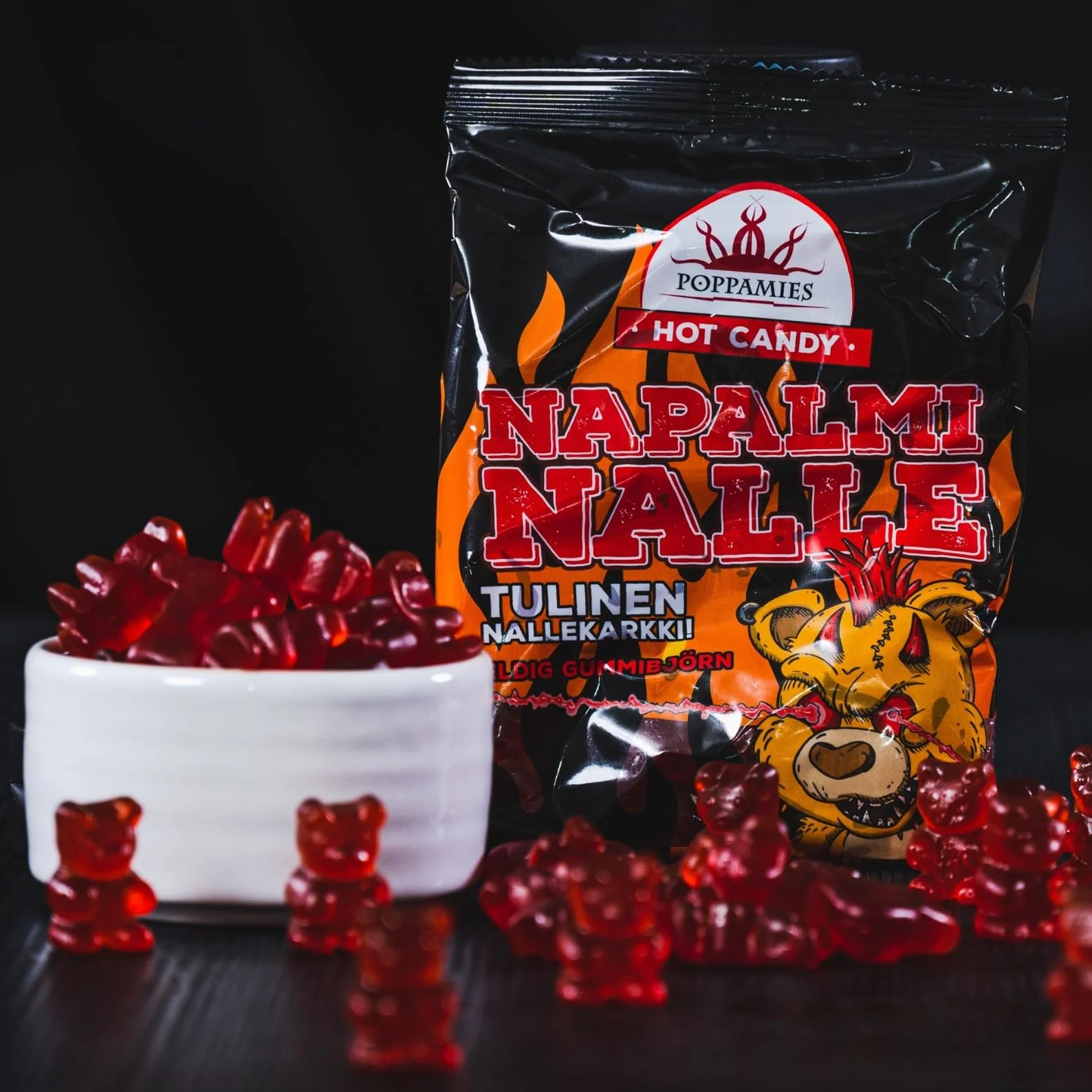 Poppamies Pikantne Żelki Poppamies NapalmiNalle Chili Fruit Gums - Bezglutenowe, Bezlaktozowe, Wegańskie - Nie dla dzieci ani na Halloweenowy Żart - Pikantność: 4/10 - Waga: 125g